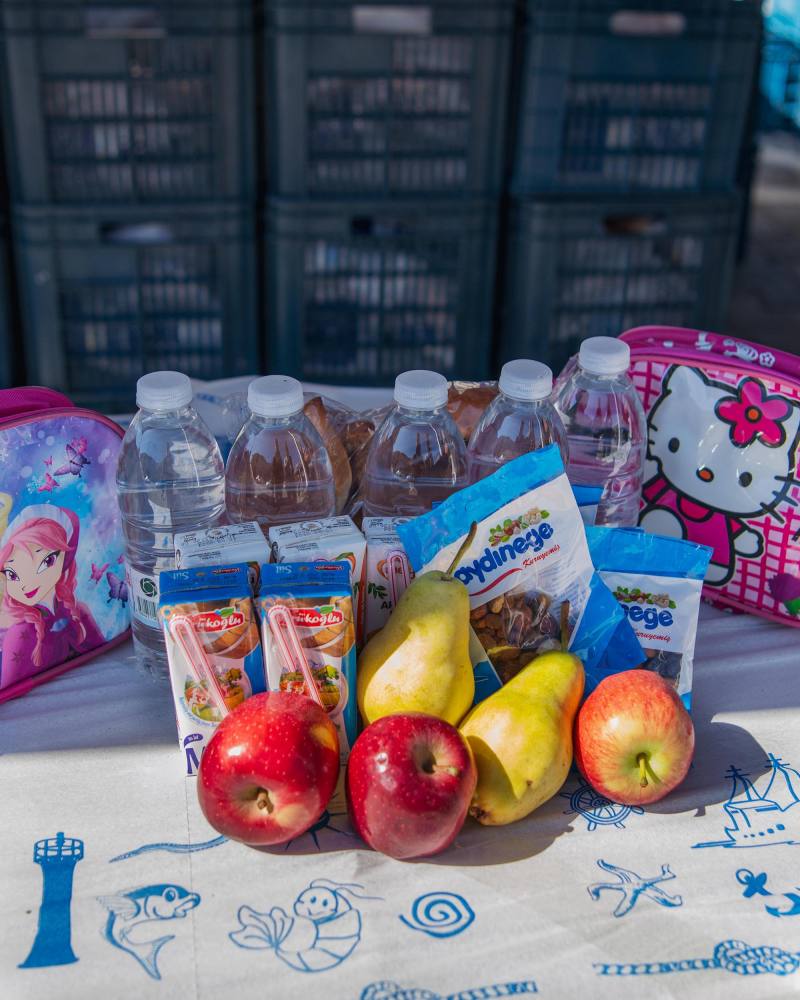 Öğrencilerin beslenme çantaları doluyor, velilerin yüzleri gülüyor