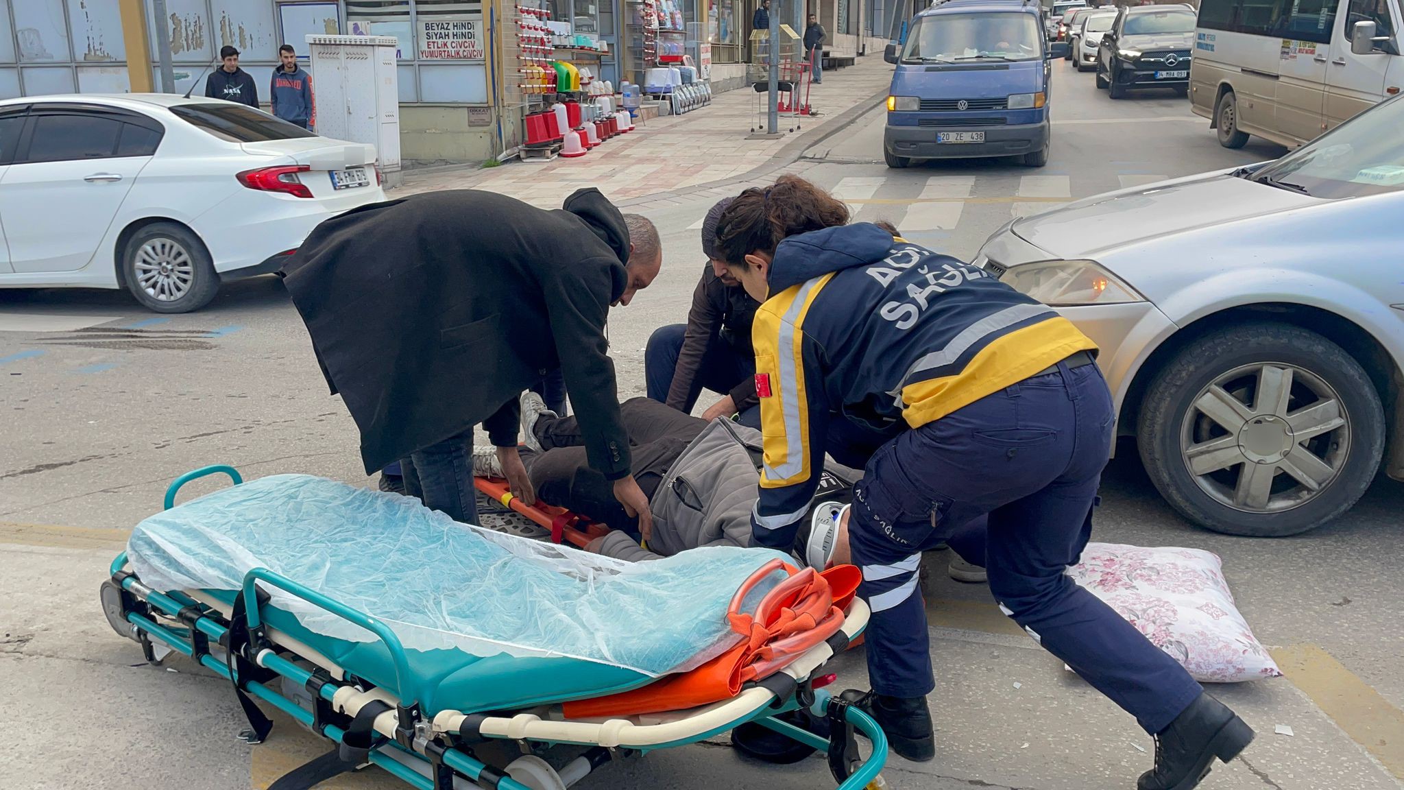 Kırmızı ışıkta geçen otomobil motosiklete çarptı