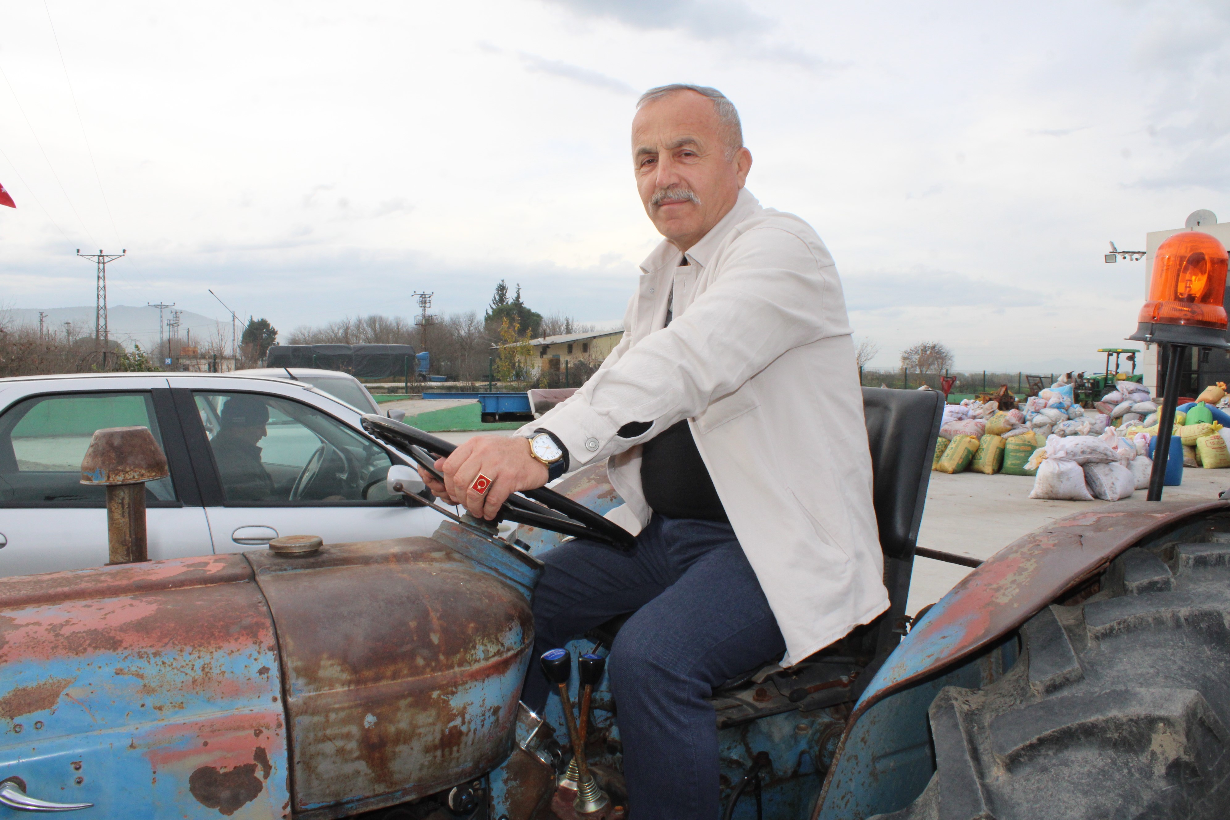 Aydınlı fabrikatör, parasızlıktan değil hatırasından dolayı 66 yıllık traktörü kullanıyor