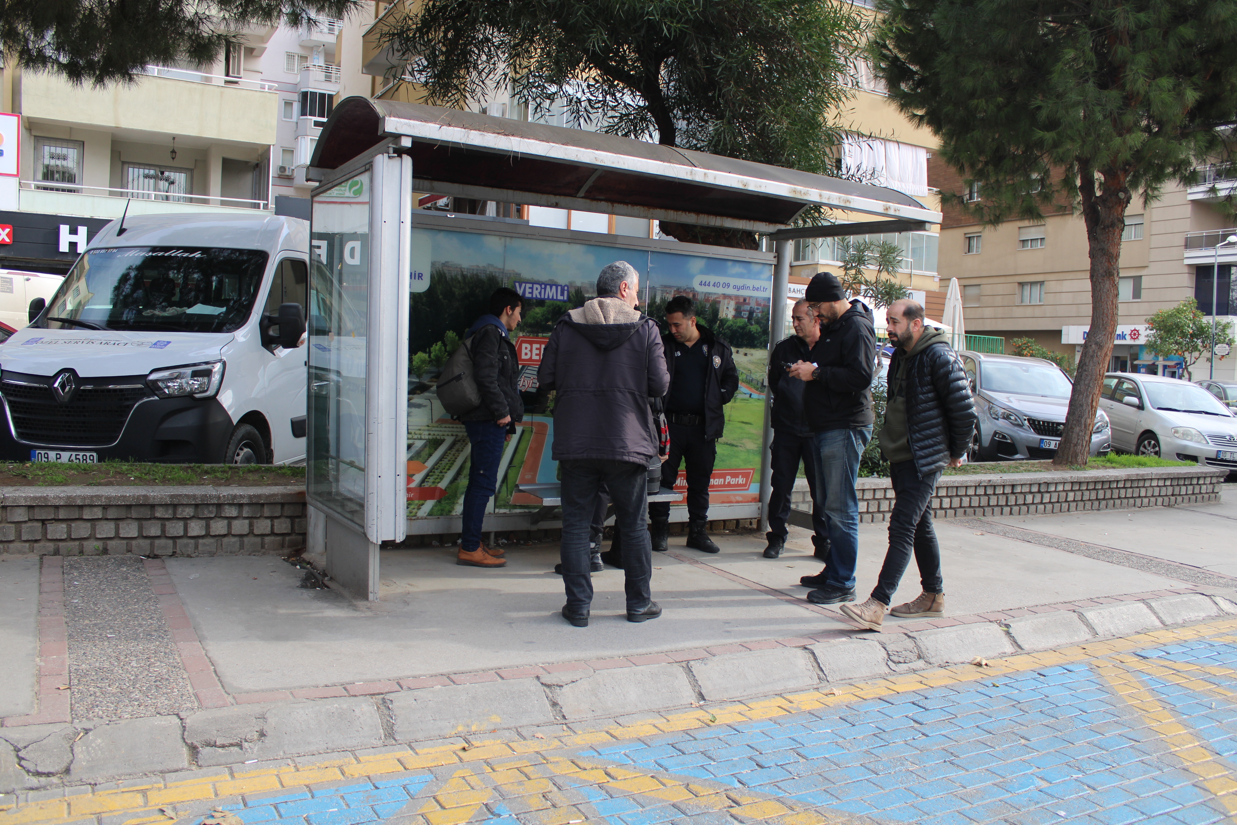 Yemek yemeye gitti, valizlerinden oluyordu