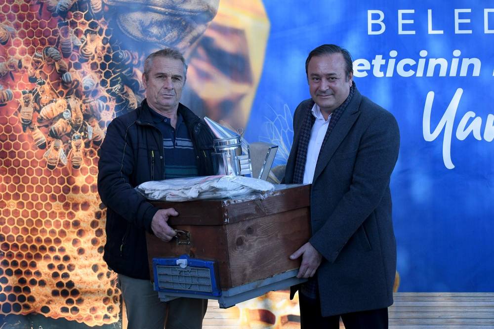 Kuşadası Belediyesi’nden arıcılara malzeme desteği
