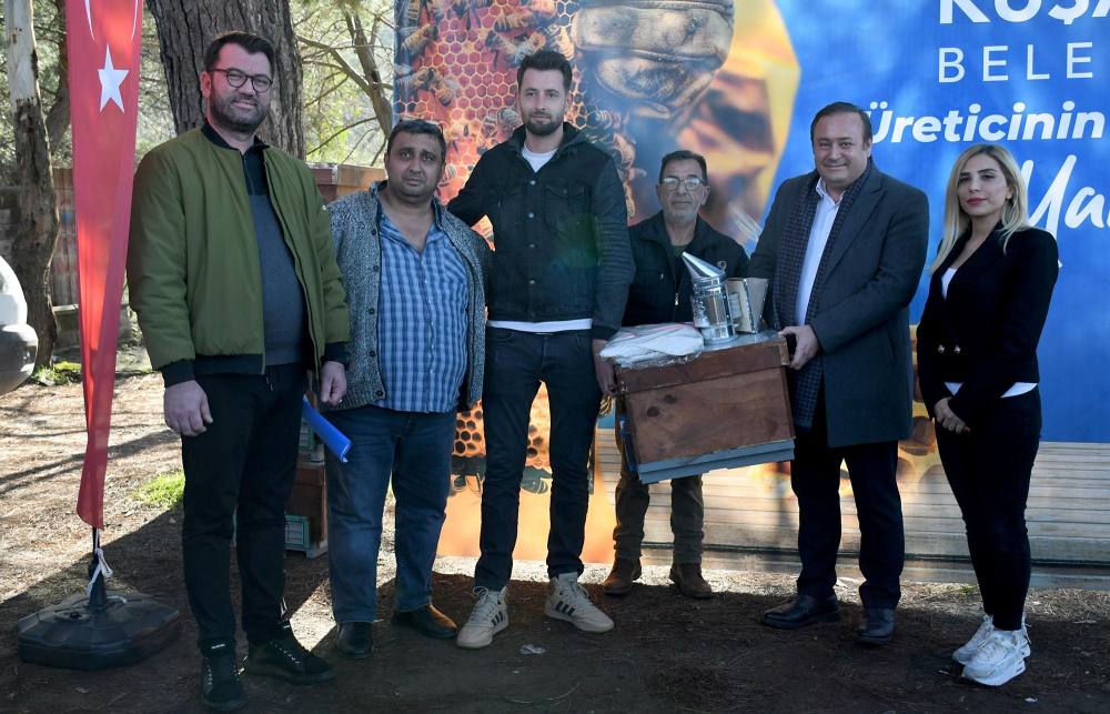 Kuşadası Belediyesi’nden arıcılara malzeme desteği
