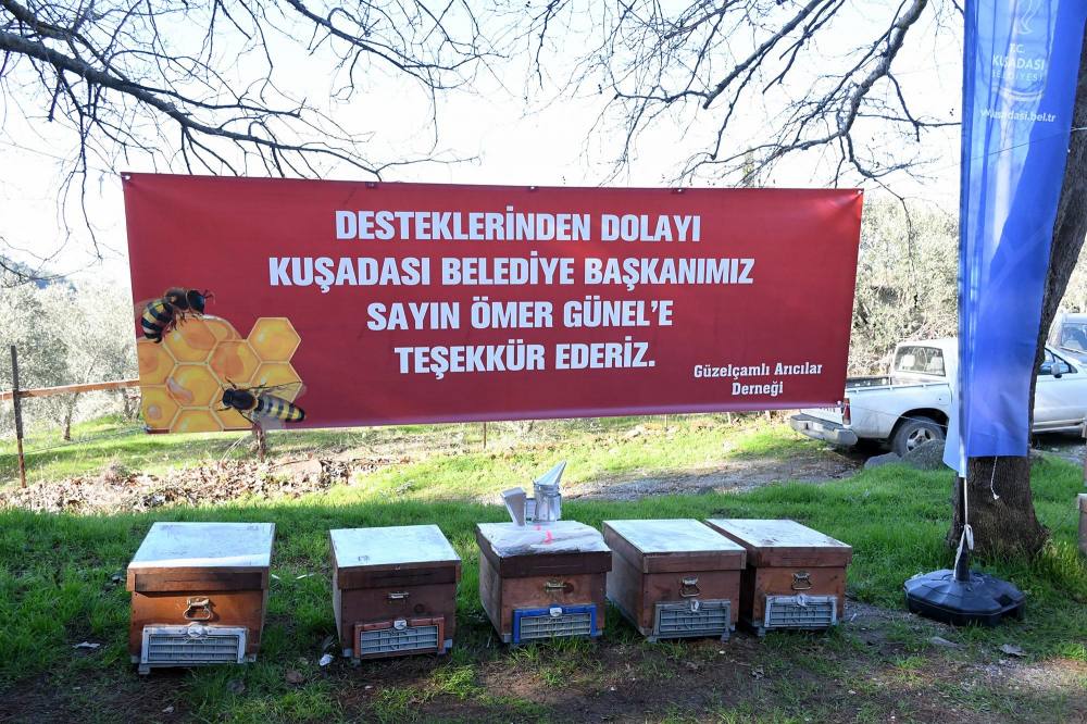 Kuşadası Belediyesi’nden arıcılara malzeme desteği