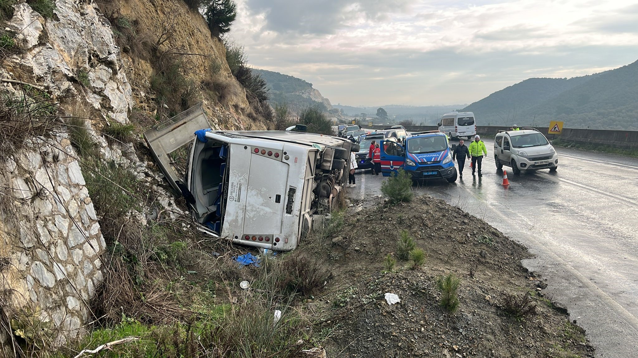 Tur minibüsü devrildi: 23 yaralı