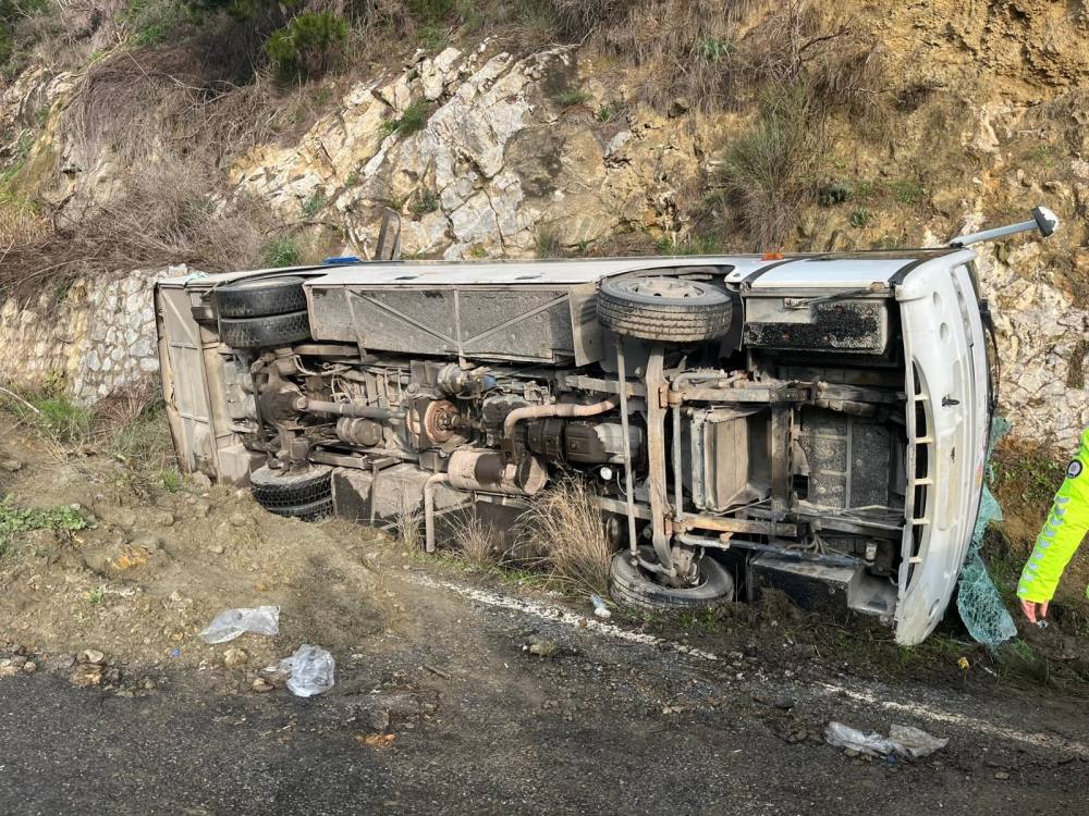 Tur minibüsü devrildi: 23 yaralı