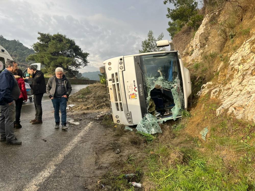 Tur minibüsü devrildi: 23 yaralı