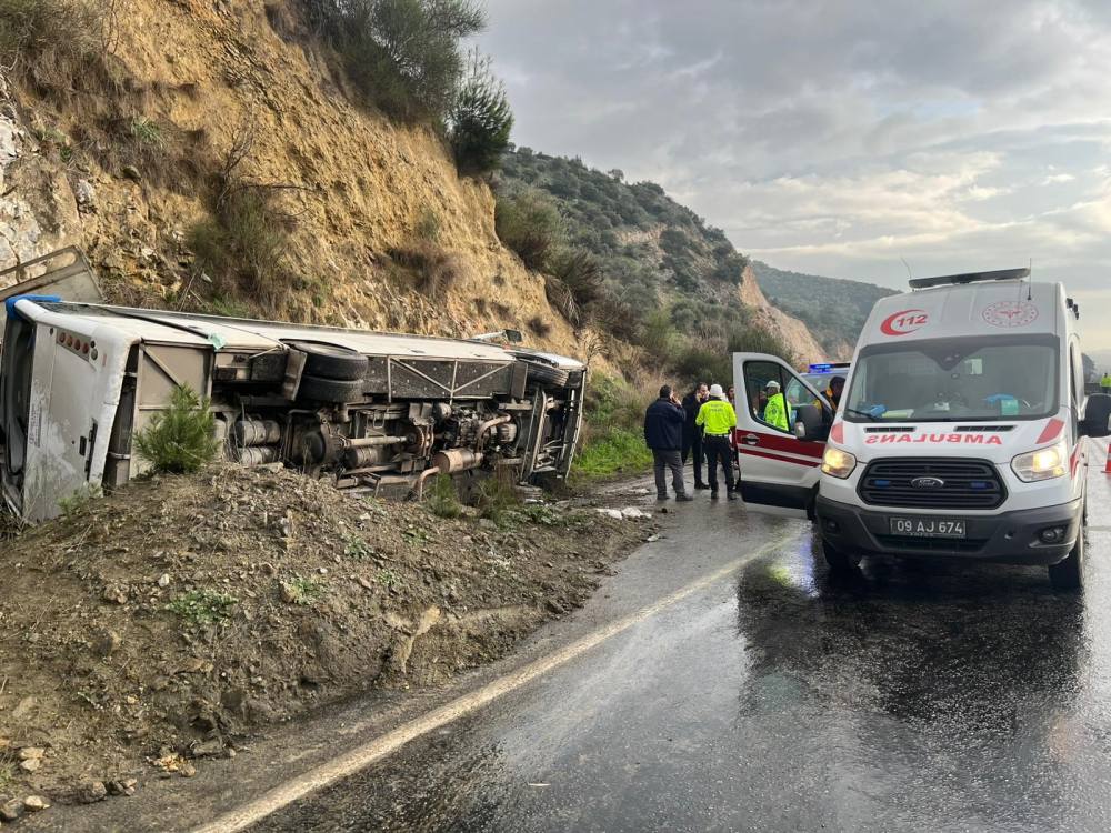 Tur minibüsü devrildi: 23 yaralı