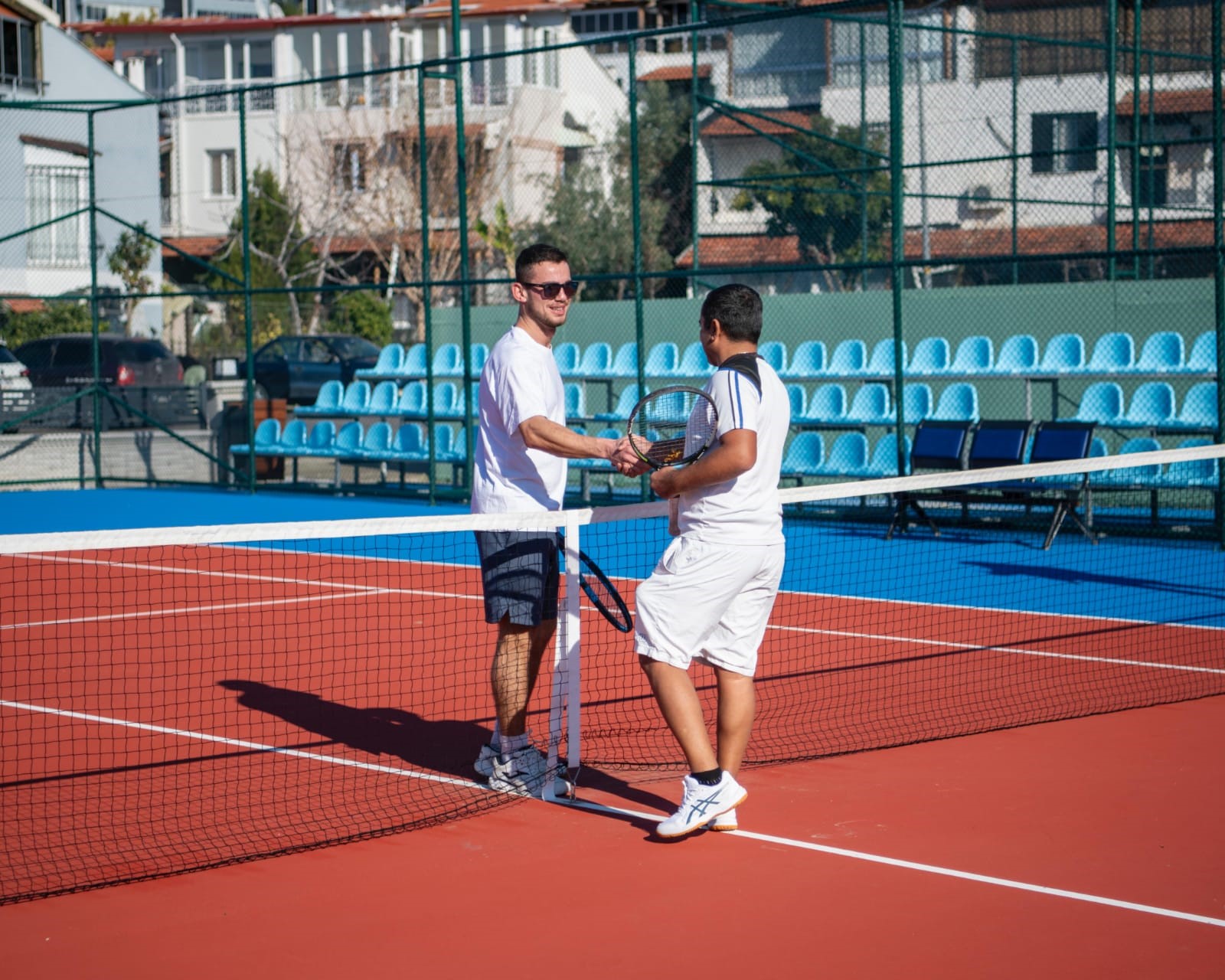Kuşadası'nın ilk tenis kulübü kapılarını açtı