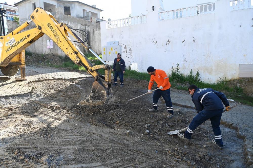 Kuşadası'nda tüm mahallelere eşit ve kaliteli hizmet gidiyor
