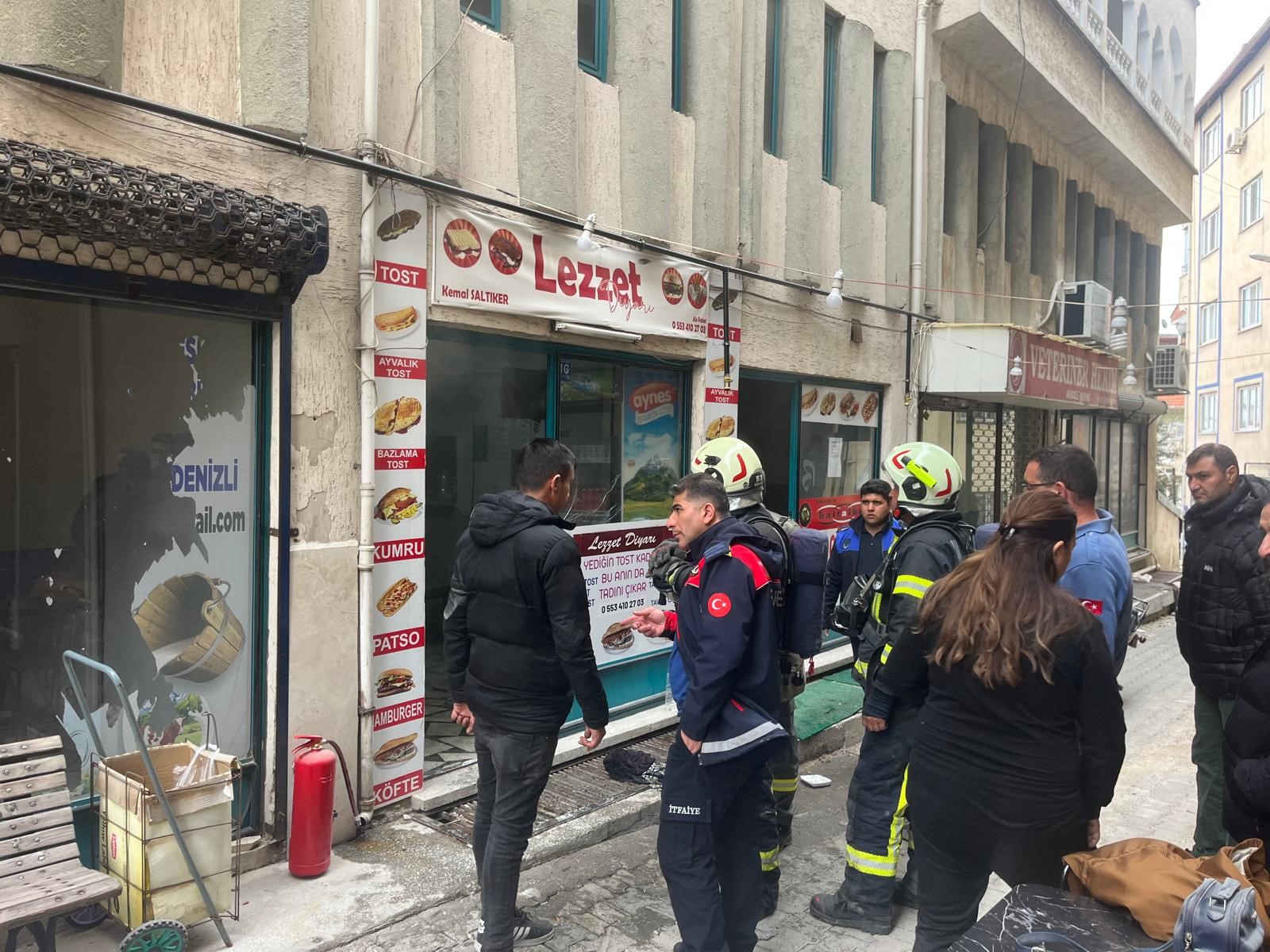Tost salonunda çıkan yangın paniğe neden oldu