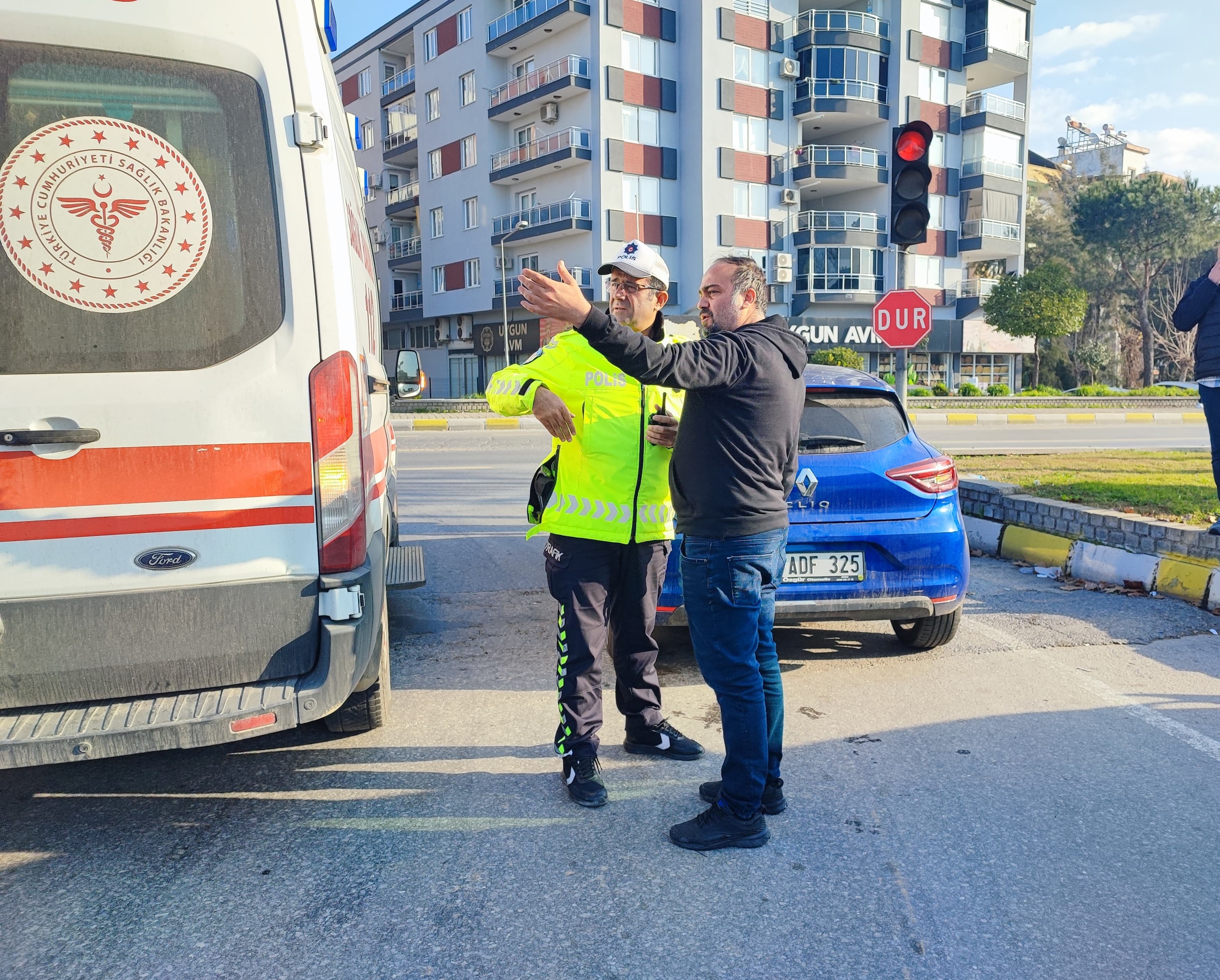 Otomobile çarpmamak için refüje çıktı: 2 yaralı