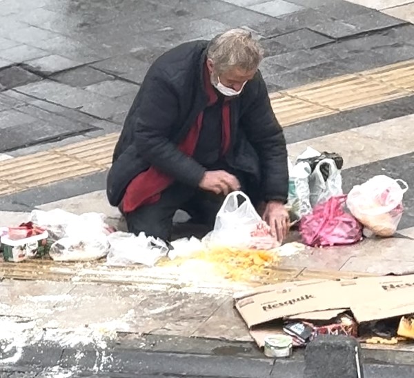Sosyal medyada gündem olan yaşlı adama valilik sahip çıktı