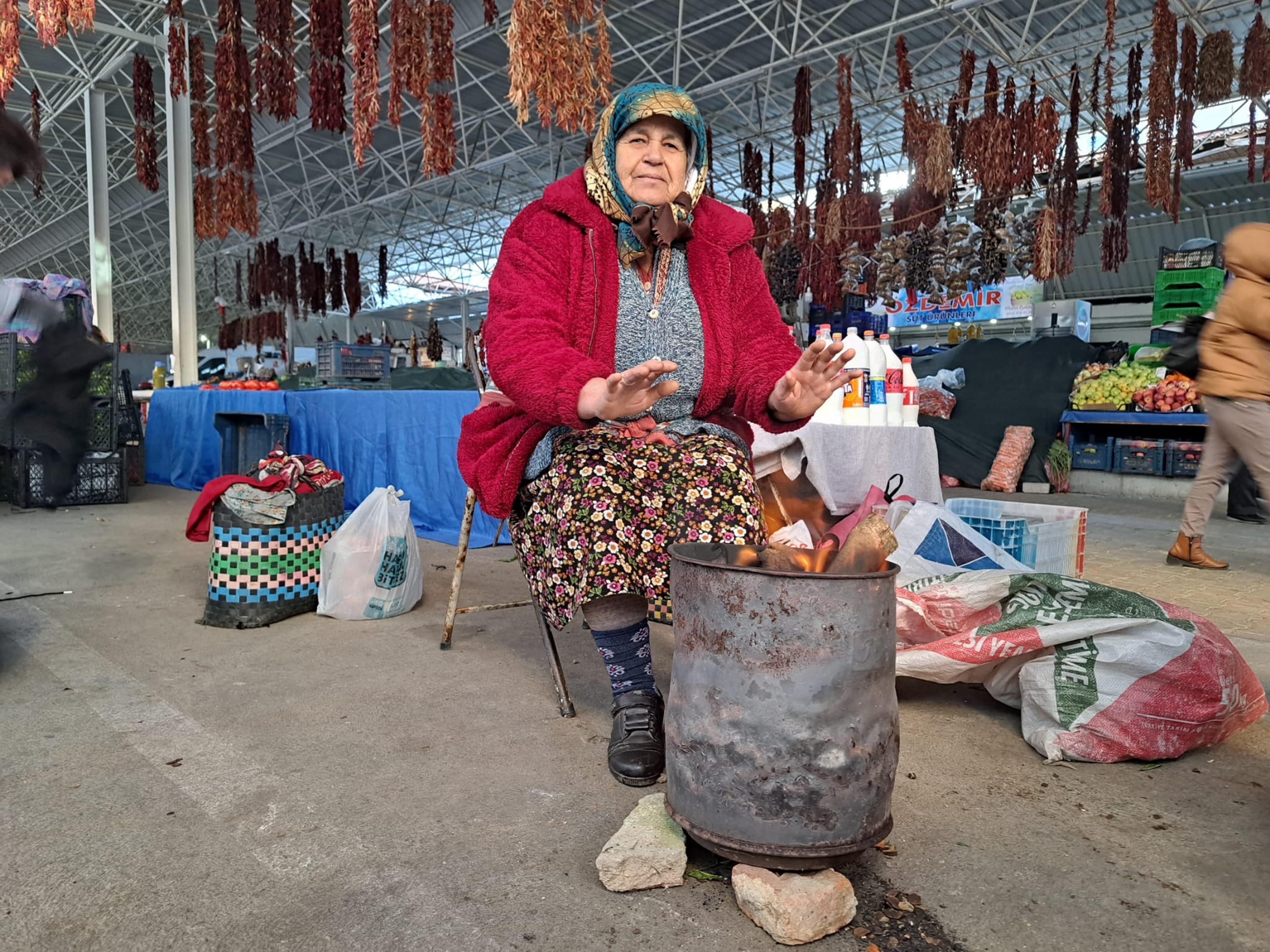 Pazar esnafı soğukla ateş yakarak mücadele ediyor