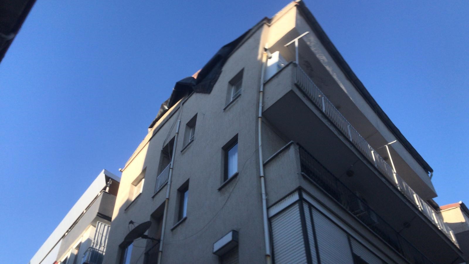 Fırtına apartman çatısını uçurdu