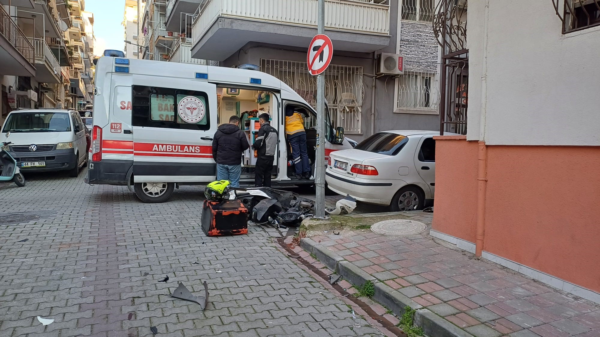 Otomobille çarpışan motosiklet sürücüsü yaralandı