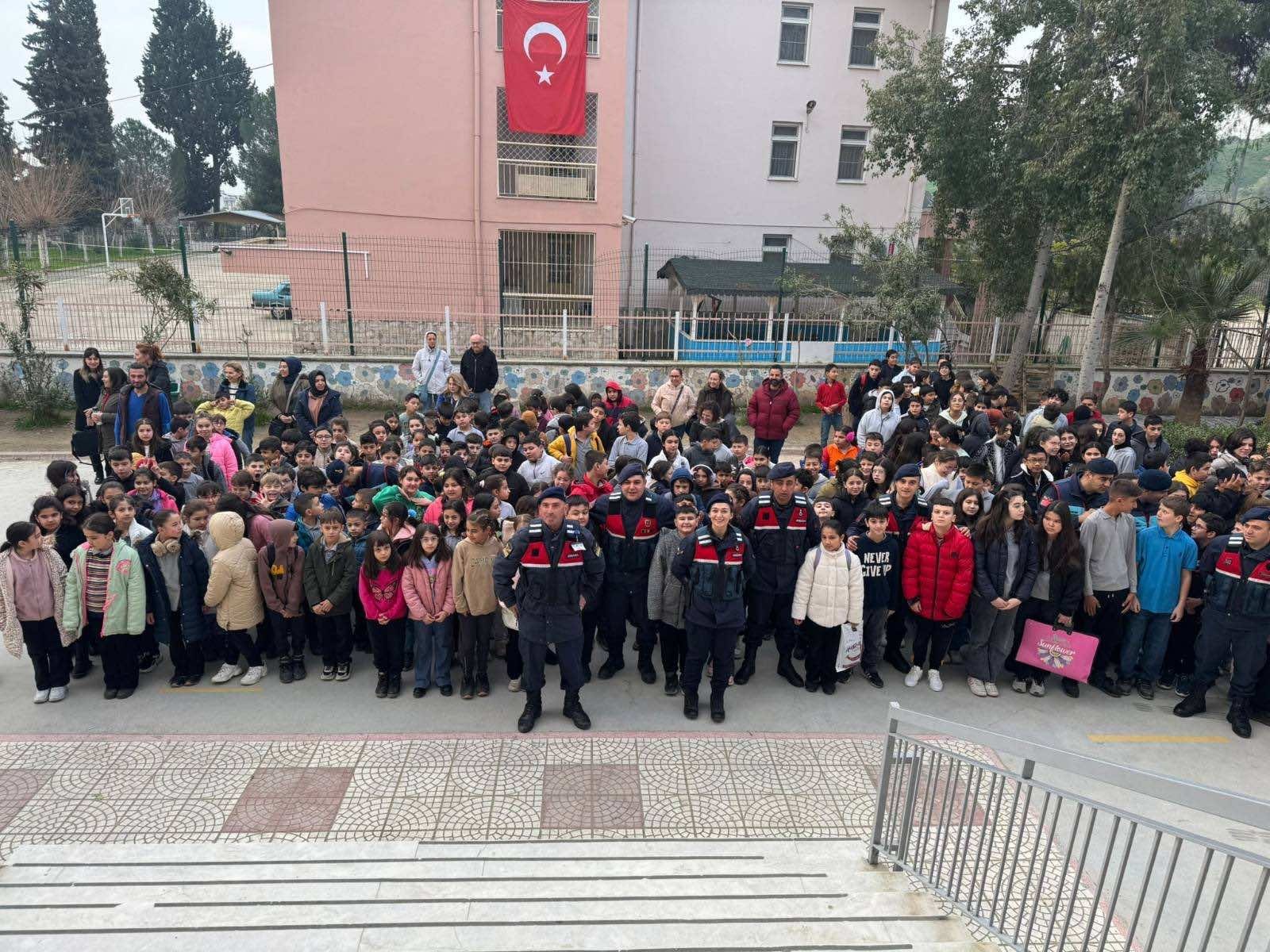 Aydın’da jandarma ekiplerinden okul önü denetimi