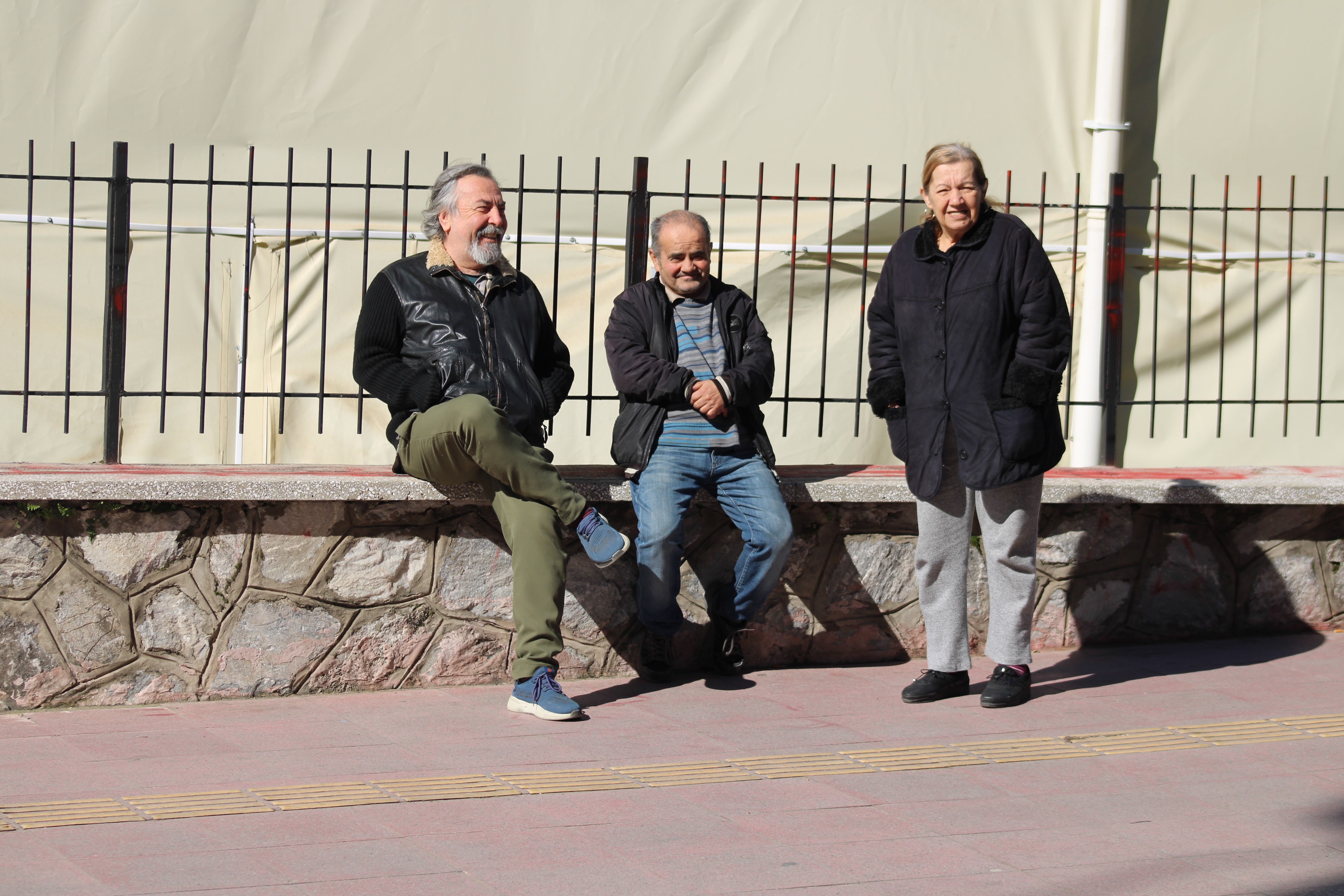 Soğuk havada vatandaşlar güneşe sığındı