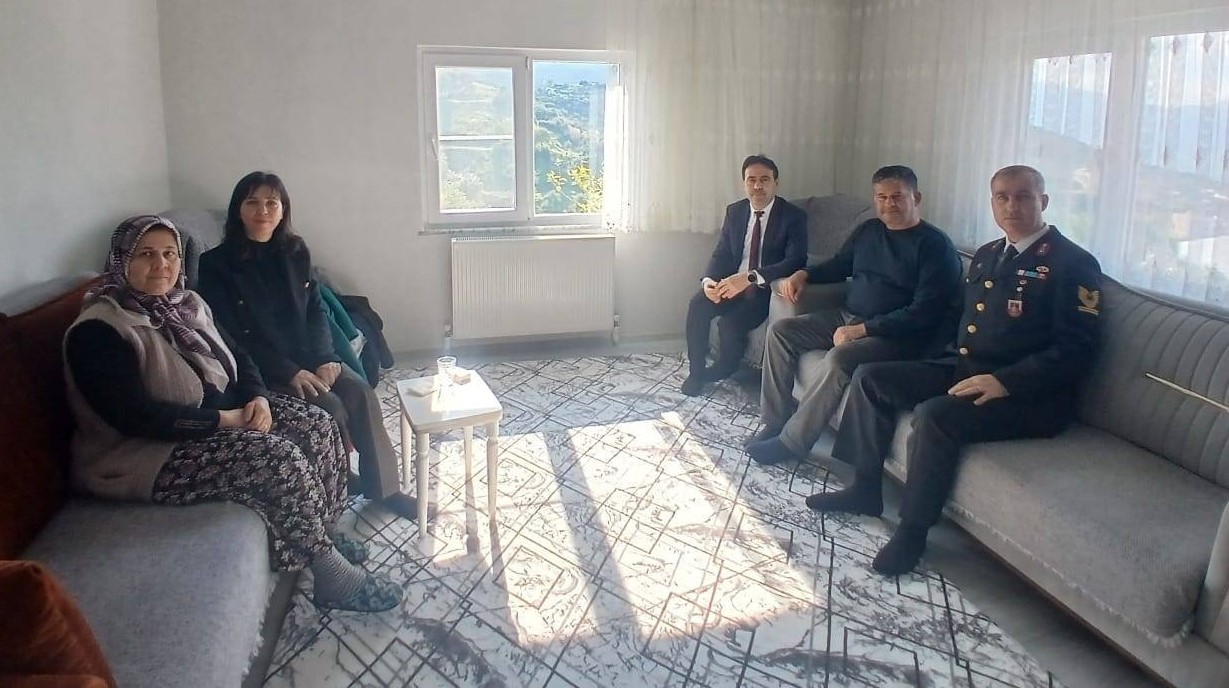 Jandarma ekipleri şehit ailelerini yalnız bırakmıyor
