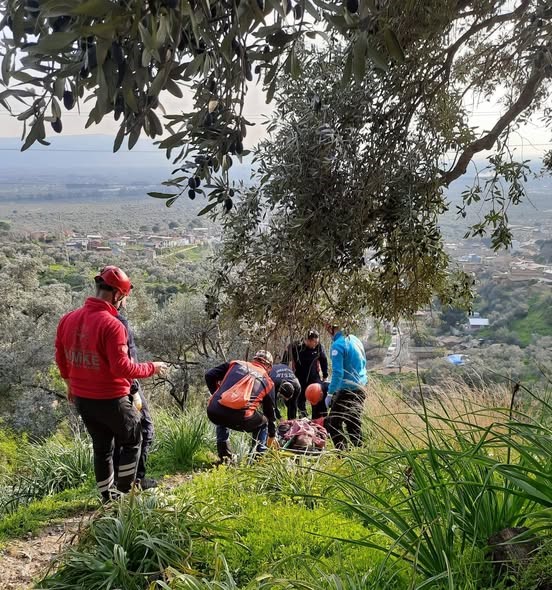 Ağaçtan düşerek ayağı kırılan vatandaşı ekipler kurtardı