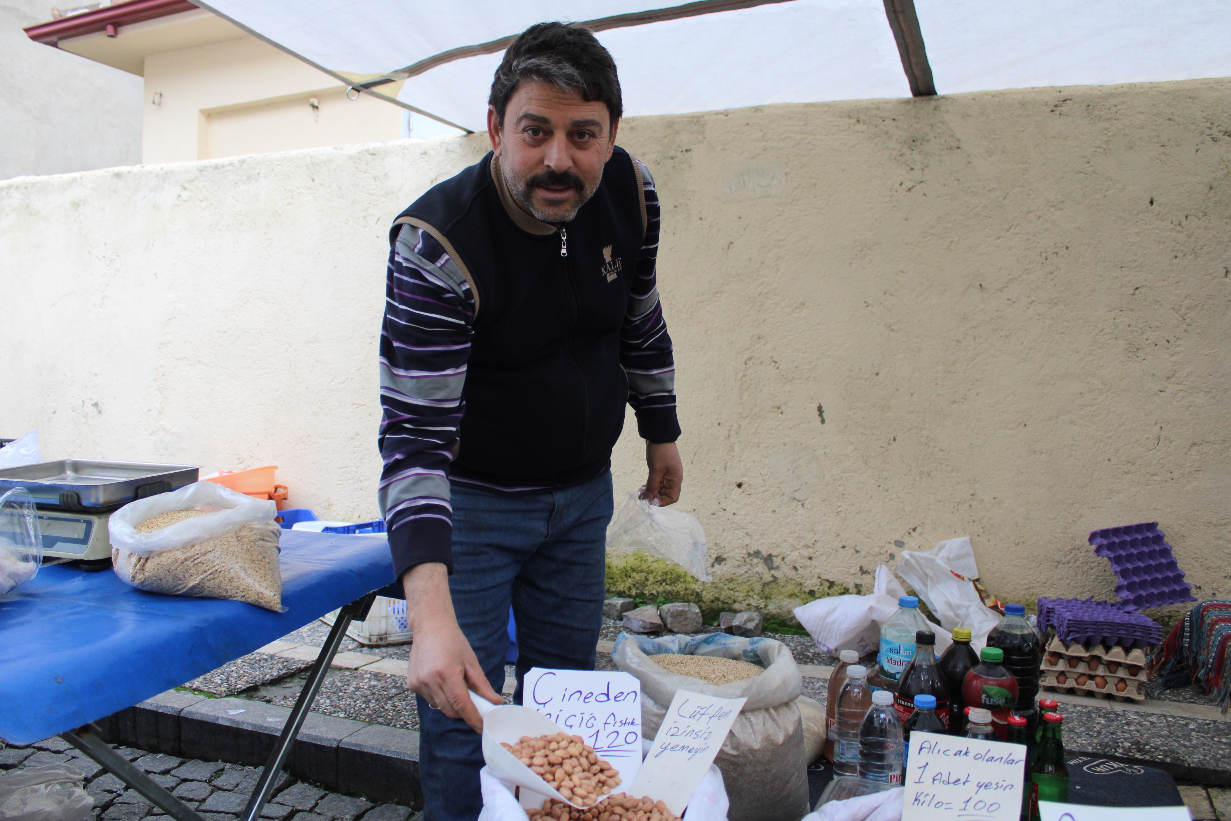 Aydınlı pazarcı izinsiz tadımdan şikayetini hazırladığı etiket ile dile getiriyor
