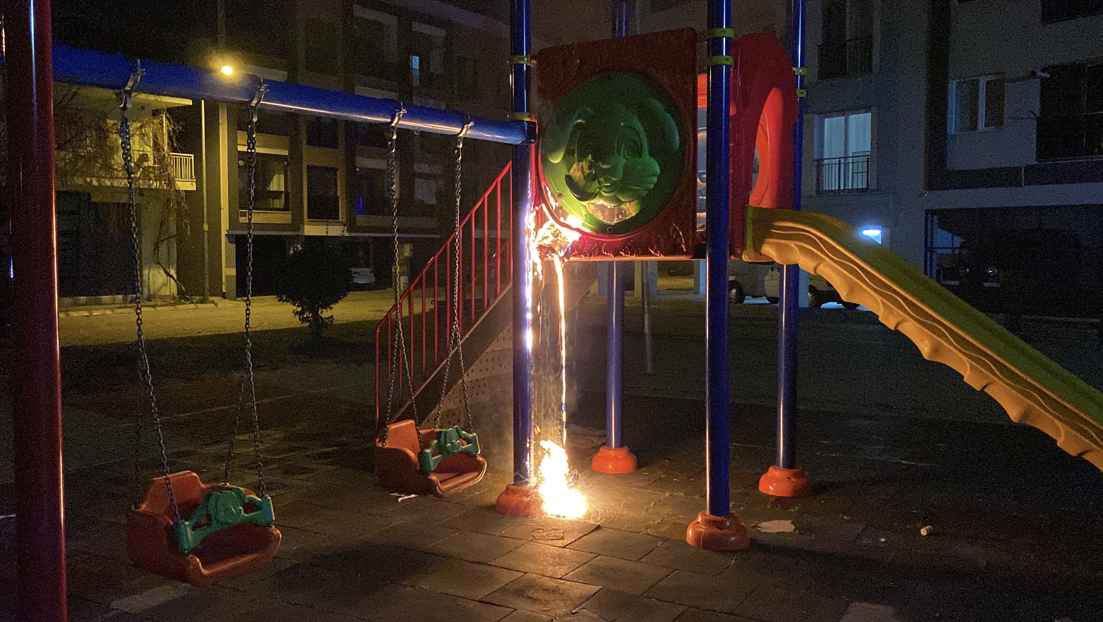 Çocuk oyun parkını ateşe verip kaçtılar