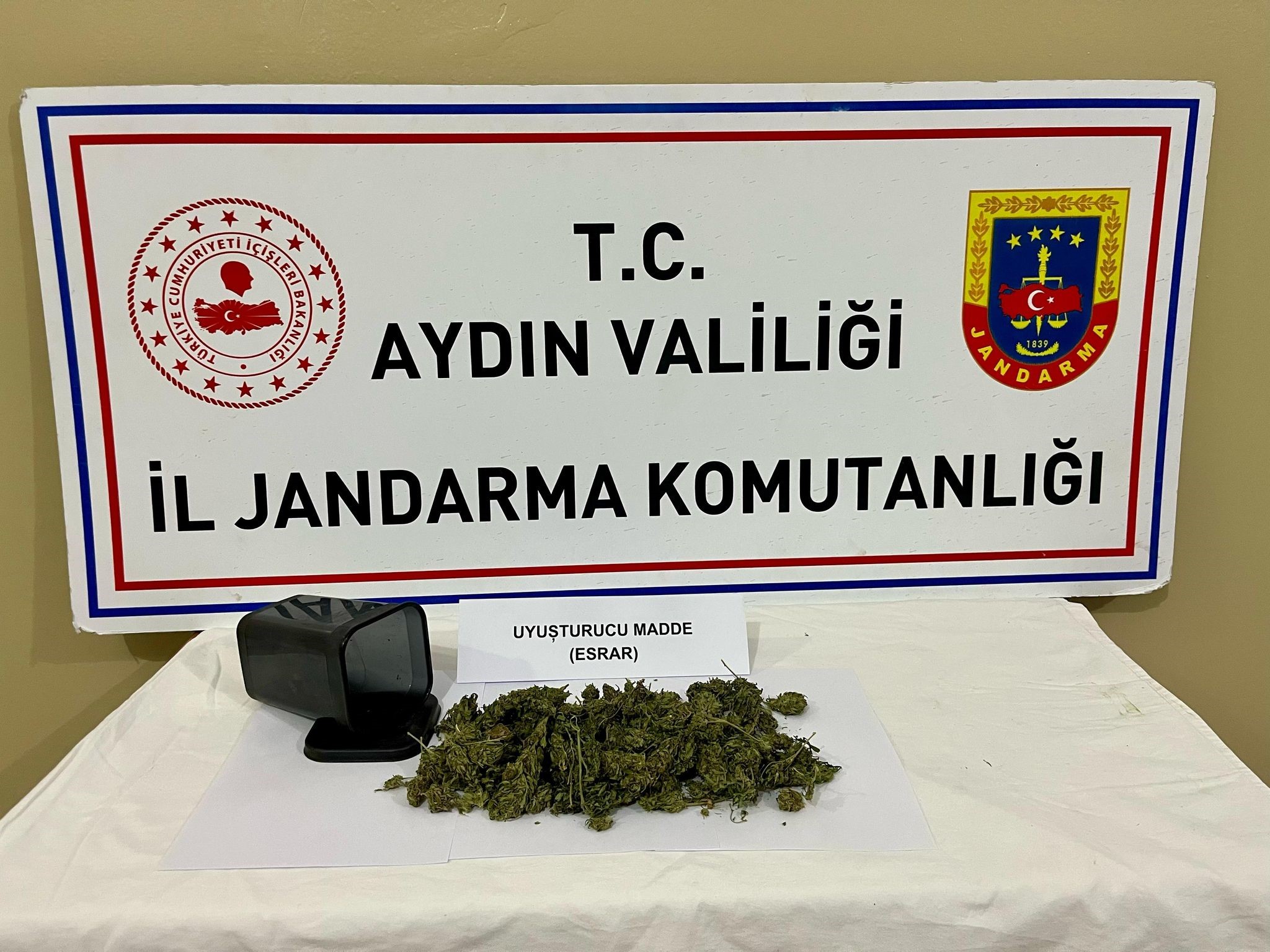 Ormanlık alanda gizlenen uyuşturucu jandarmanın dikkatinden kaçmadı