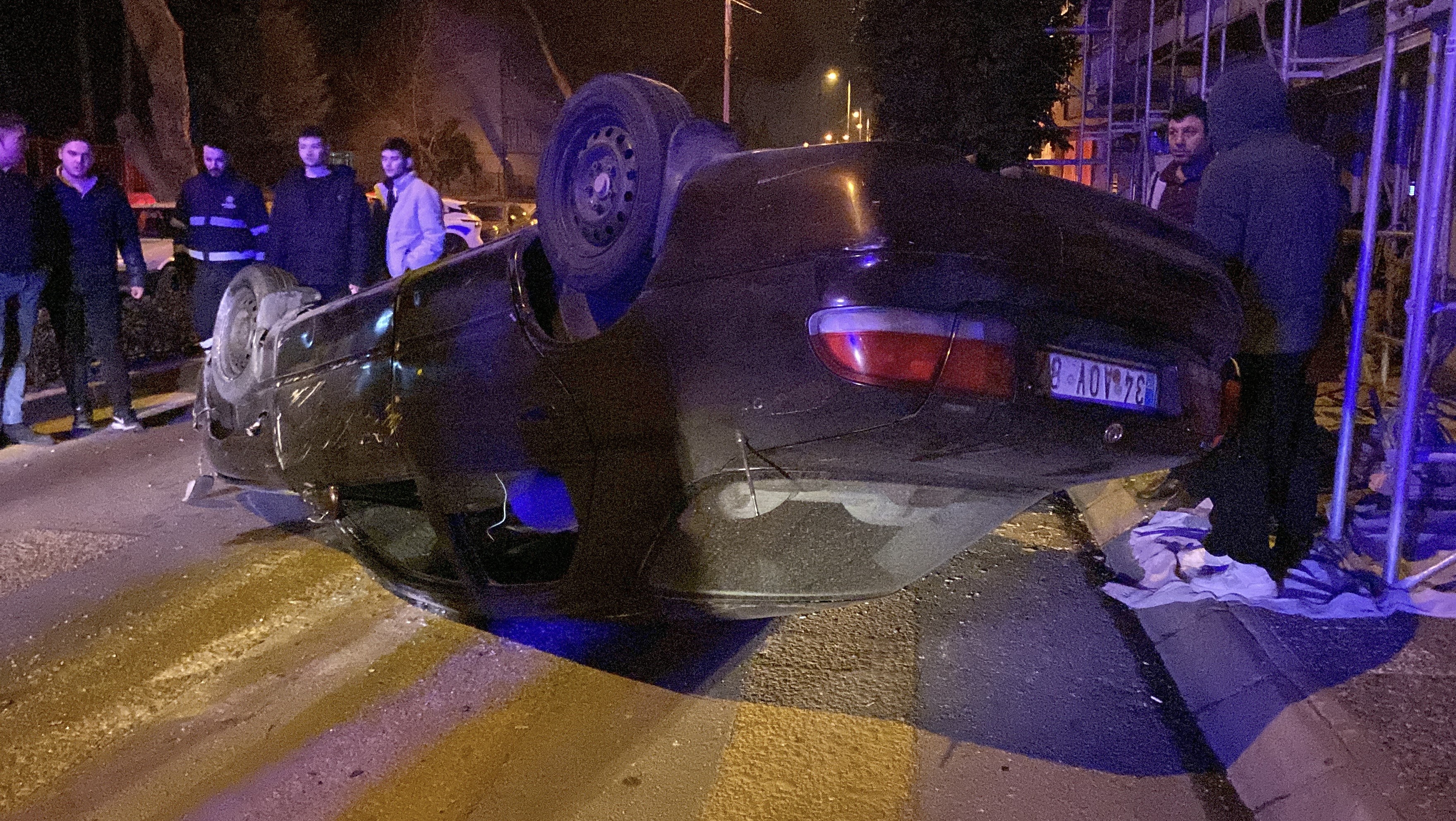 Aydınlatma direğine çarpan otomobil takla attı: 4 yaralı