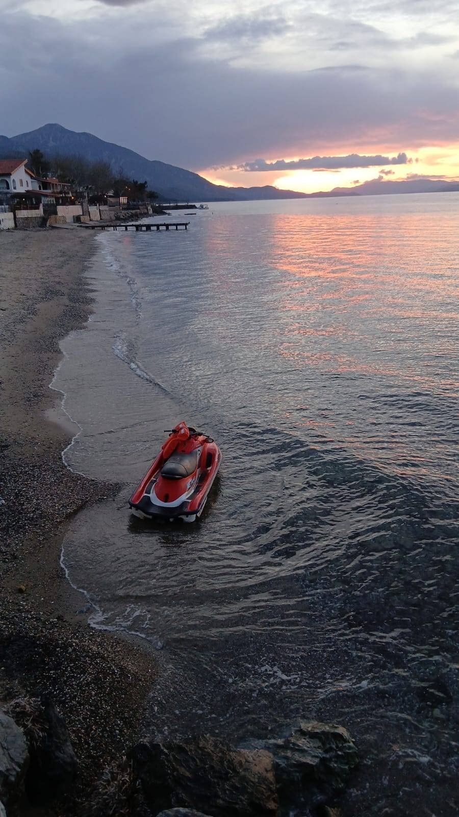 Jet skili düzensiz göçmen jandarmanın dikkatinden kaçamadı