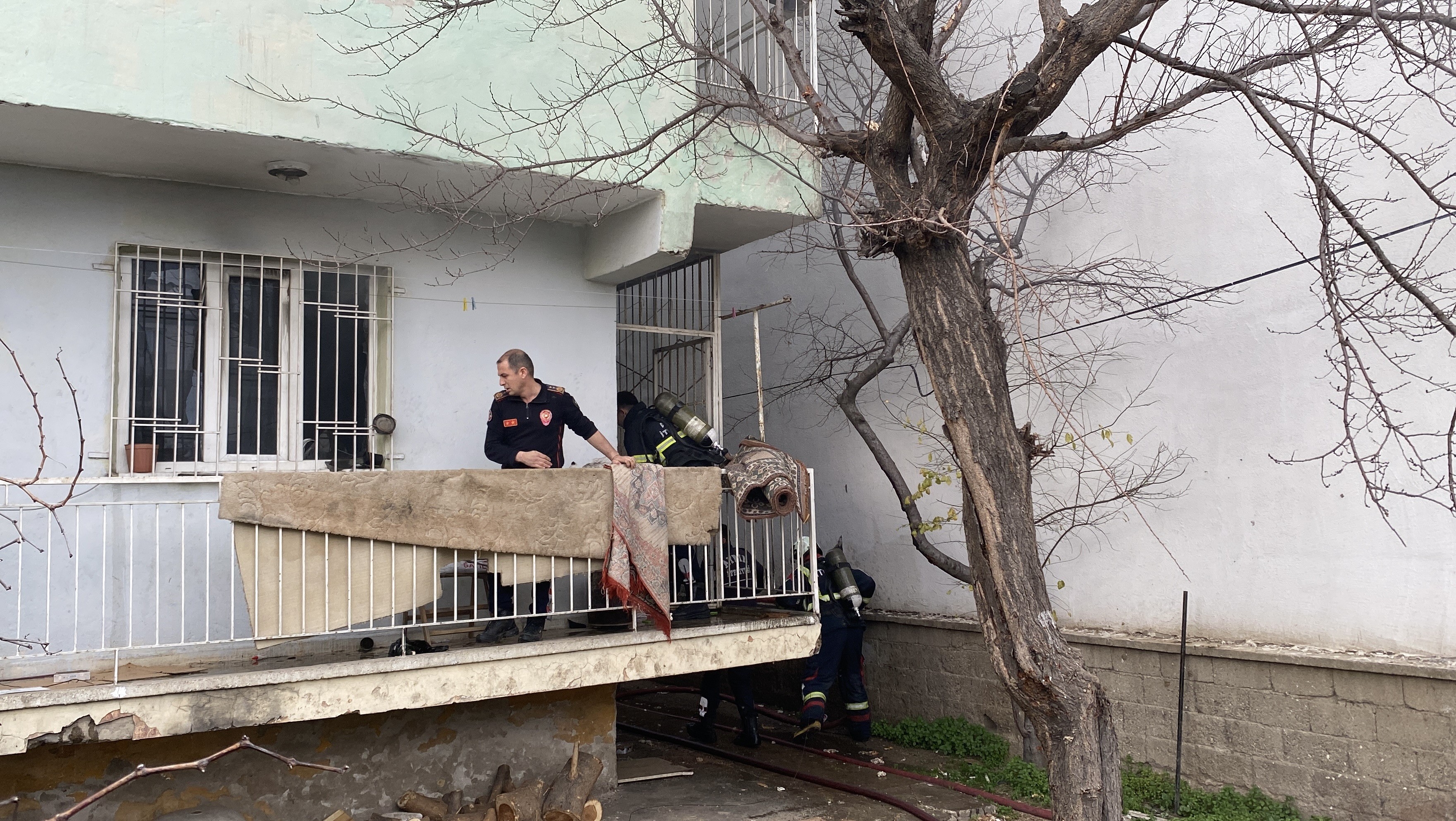 Kucağında yangından kurtardığı can dostları ile gözyaşlarına boğuldu