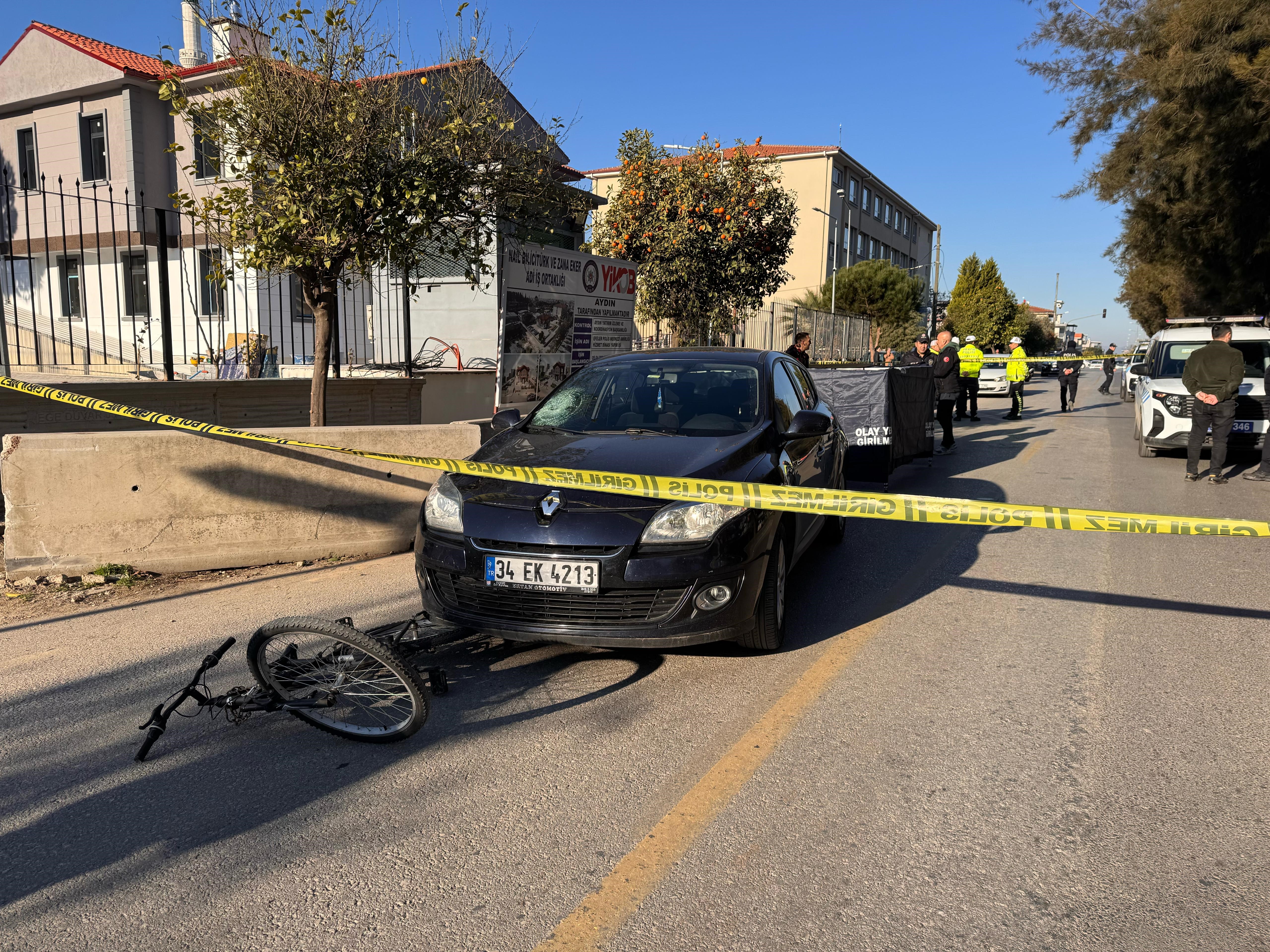 Otomobilin çarptığı bisikletli hayatını kaybetti