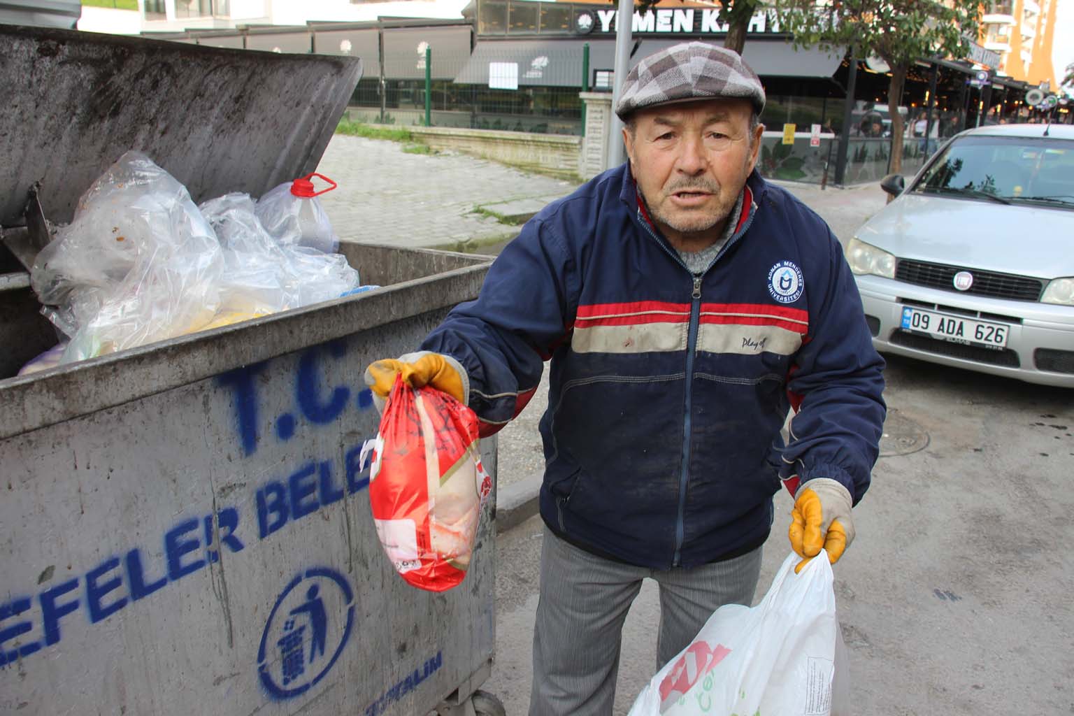 İhtiyaçtan dolayı değil, yapılan israfa dayanamadığı için çöp karıştırıyor