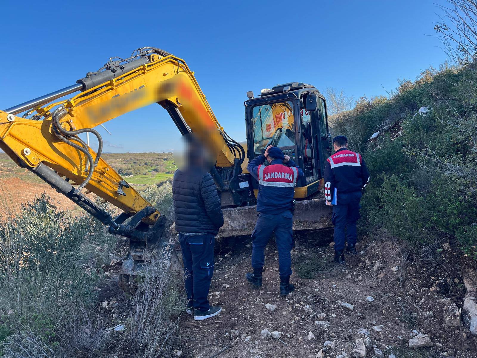 Hazine arazisinde kaçak kazıyı jandarma engelledi