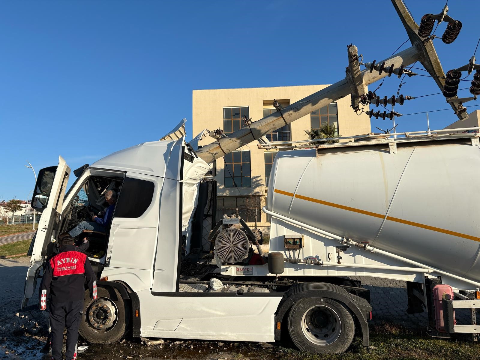 Beton direk, tırı ortadan ikiye ayırdı