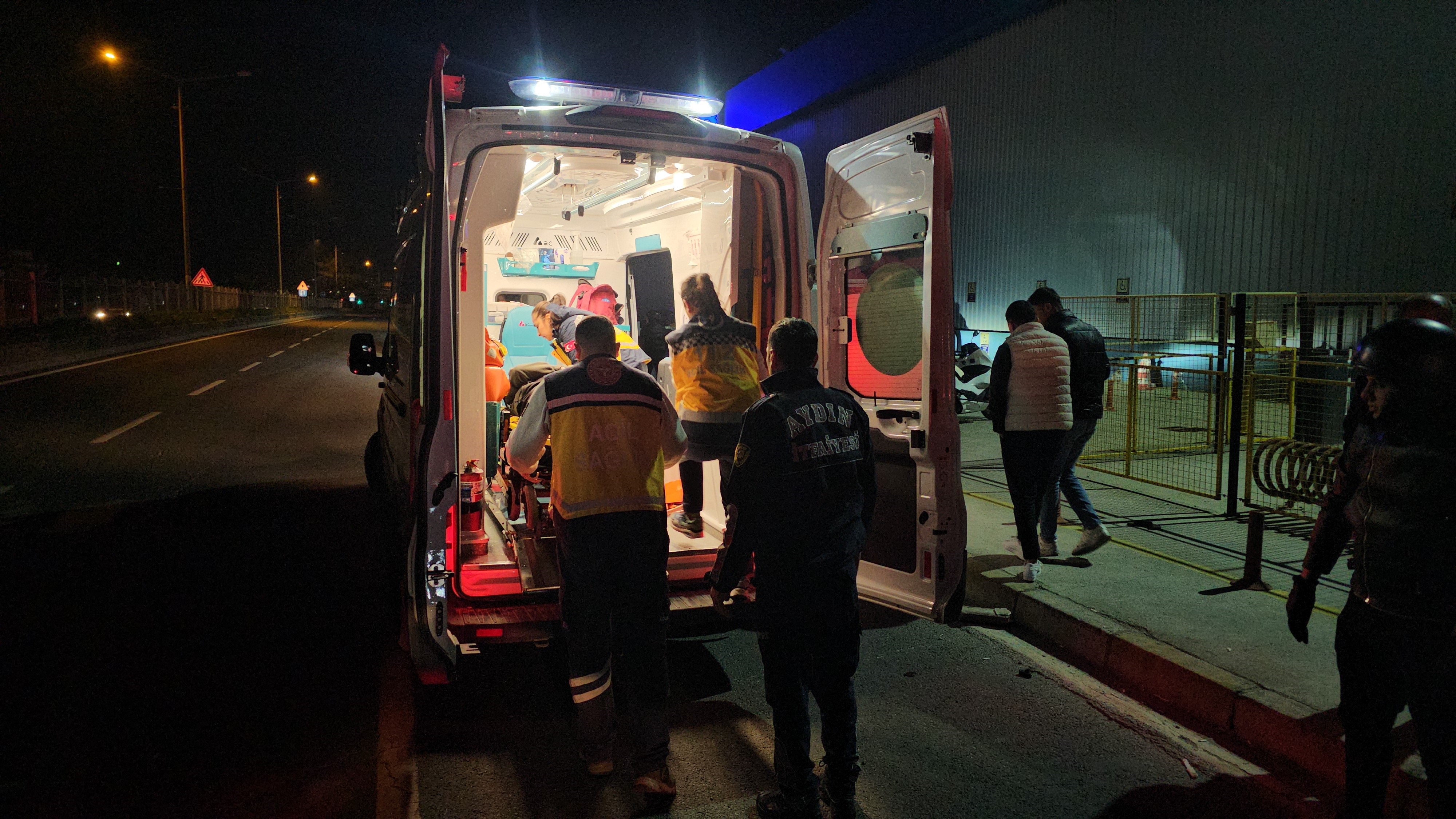 Refüjdeki direği deviren otomobil ters döndü: 1 yaralı