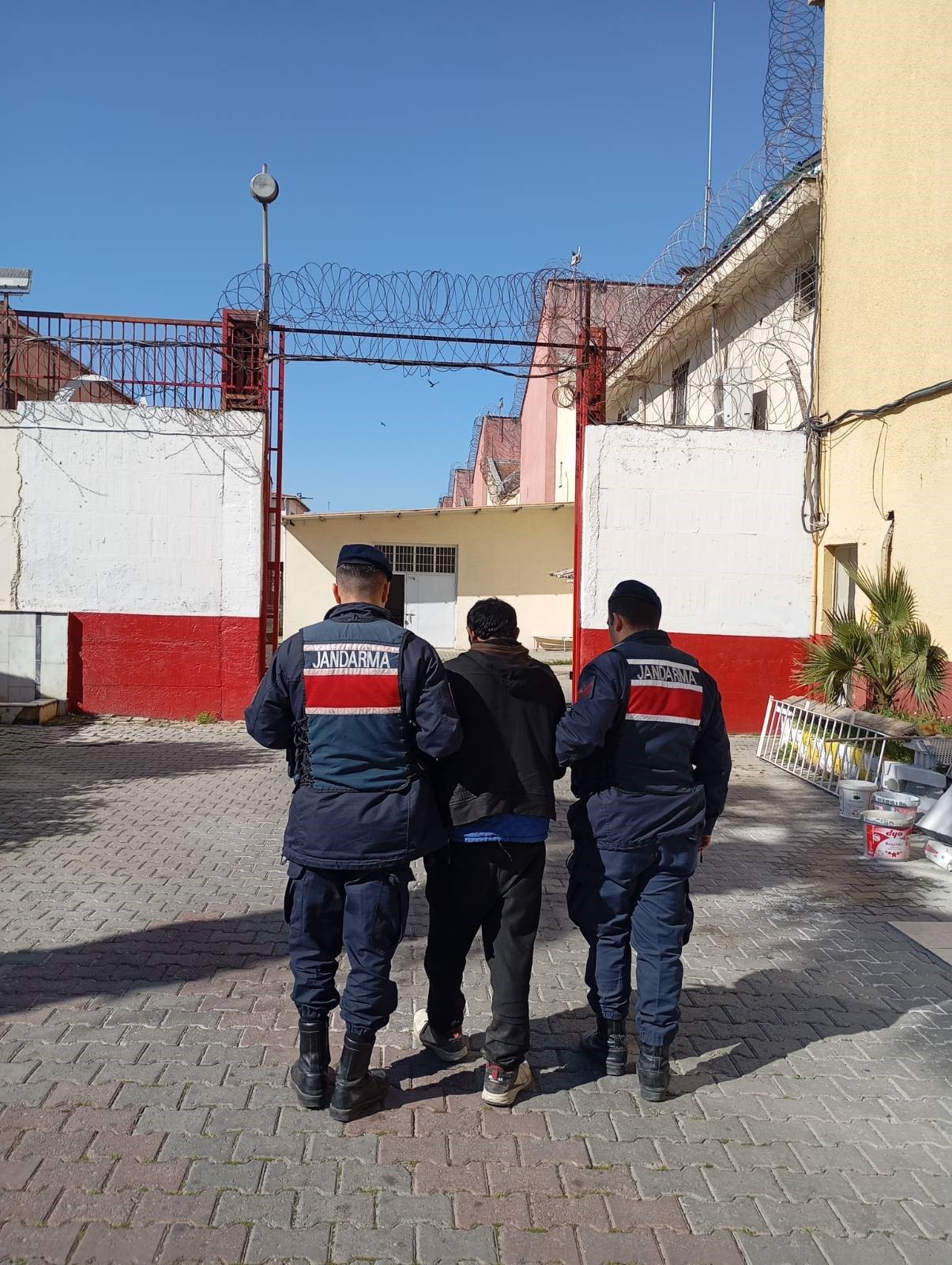 Aydın'da 35 aranan şahıs jandarmadan kaçamadı