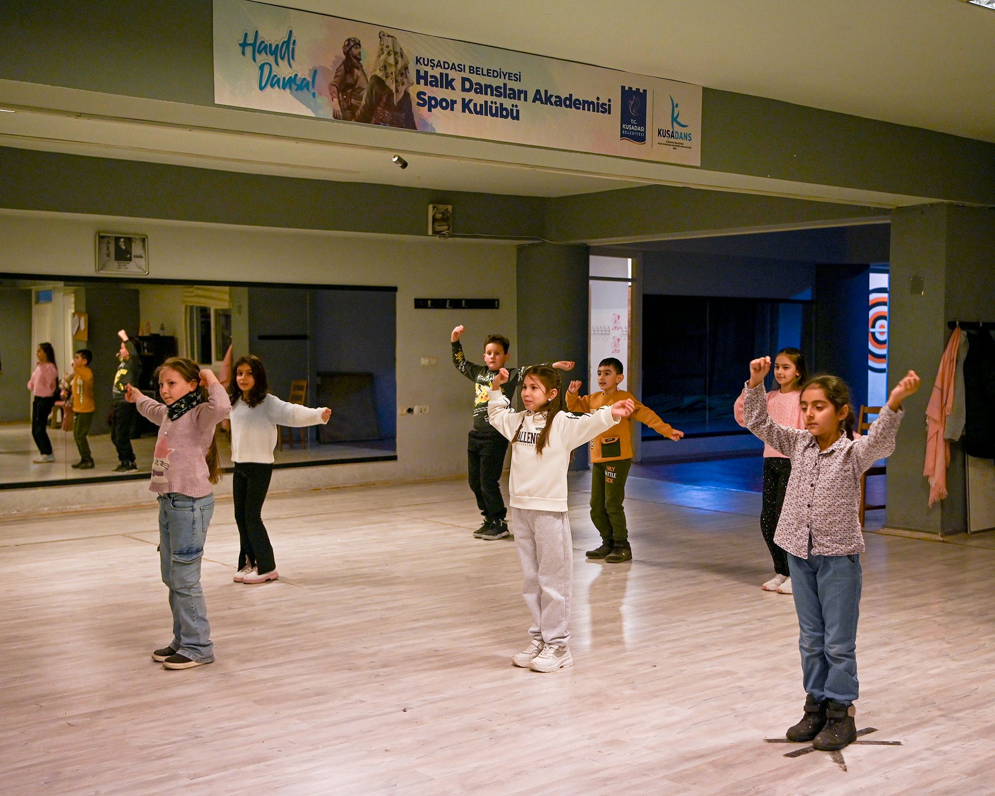 Farklı yörelere ait halk dansları Kuşadası’nda yaşatılıyor