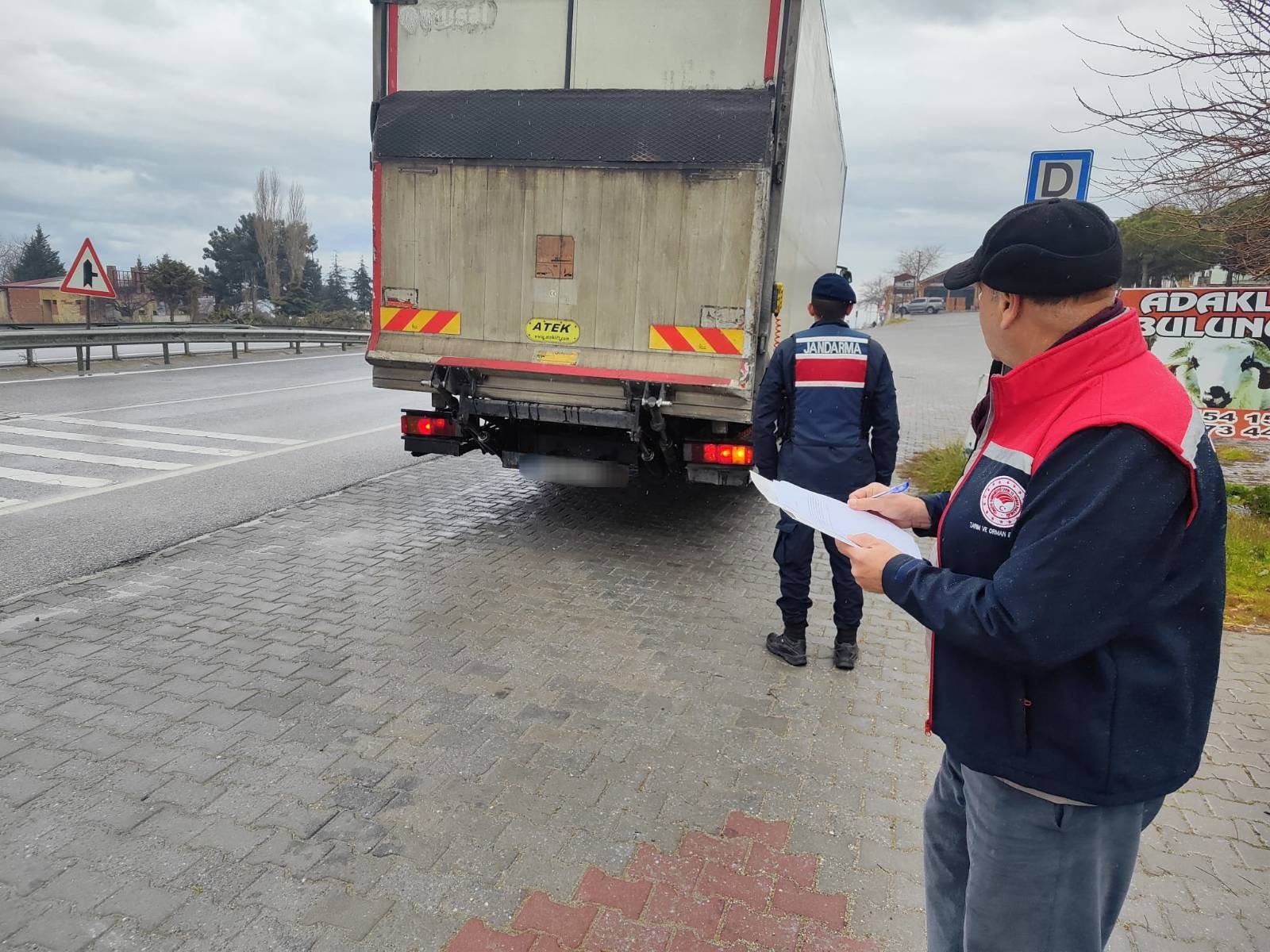 Canlı hayvan taşıyan araçlar denetlendi