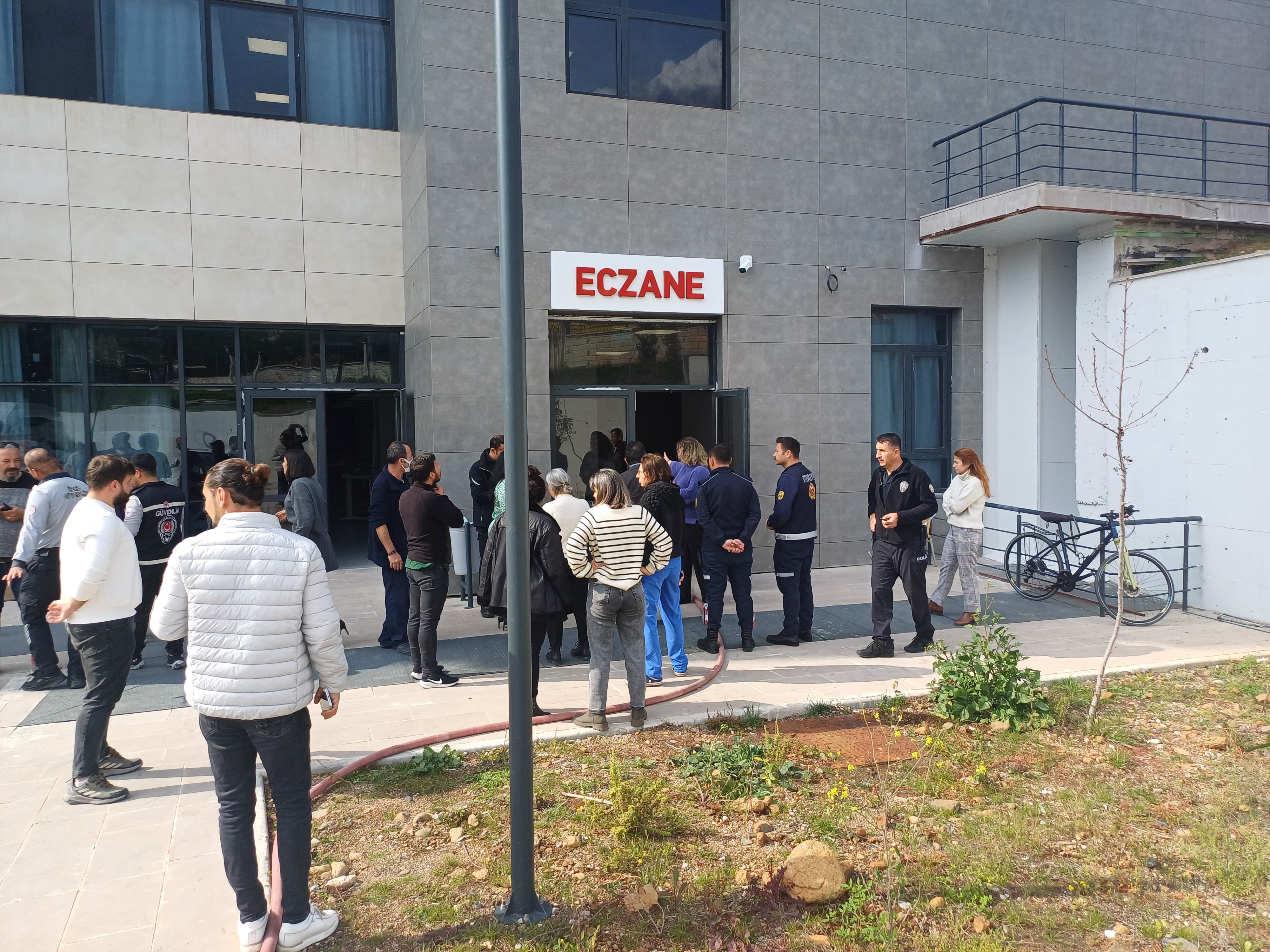 Hastanede elektrik kabloları yandı, hastalar tahliye edildi