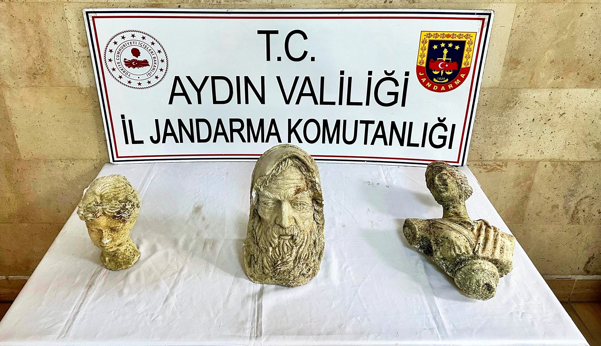Roma dönemine ait eserleri 200 bin dolara satmak isterken yakalandılar