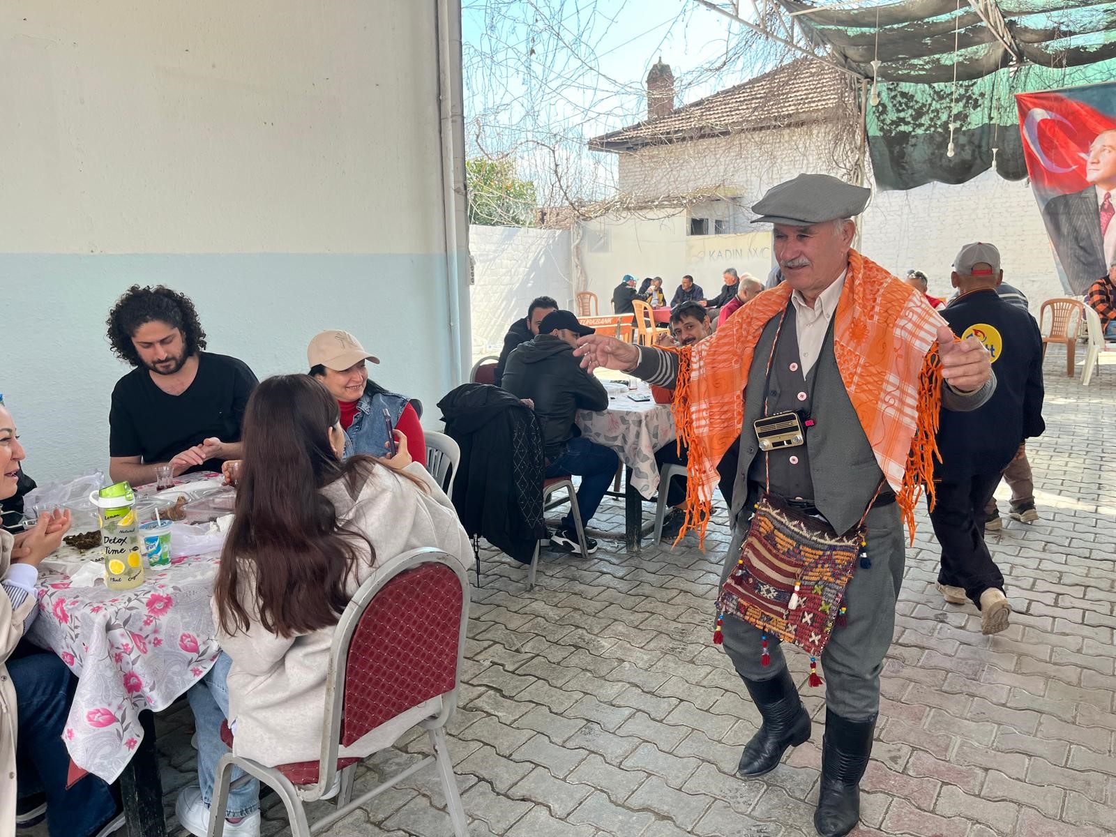 Neşesini 30 yıldır boynunda taşıdığı radyoya borçlu