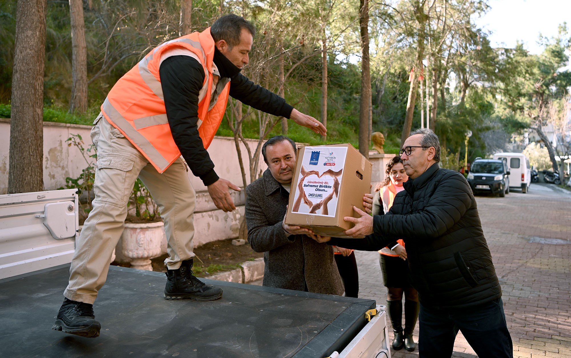 Kuşadası Belediyesi'nden 3 bin aileye Ramazan yardımı