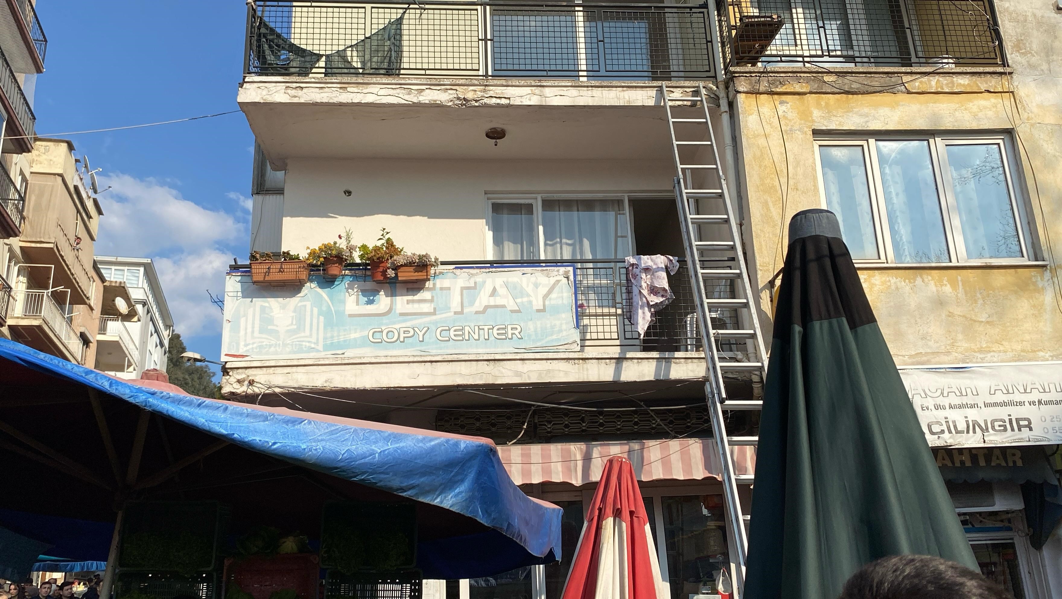 Aydın'da ev yangını: Yangında mahsur kalan 3 kişi esnafın yardımıyla kurtarıldı