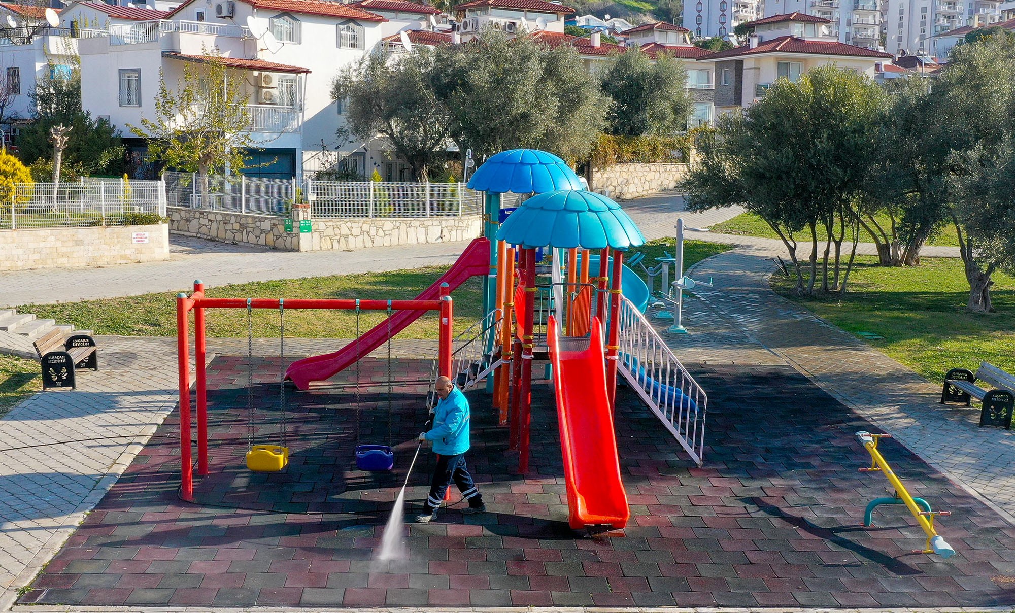 Kuşadası'nda Kadınlar Denizi Mahallesi'de detaylı temizlik çalışması