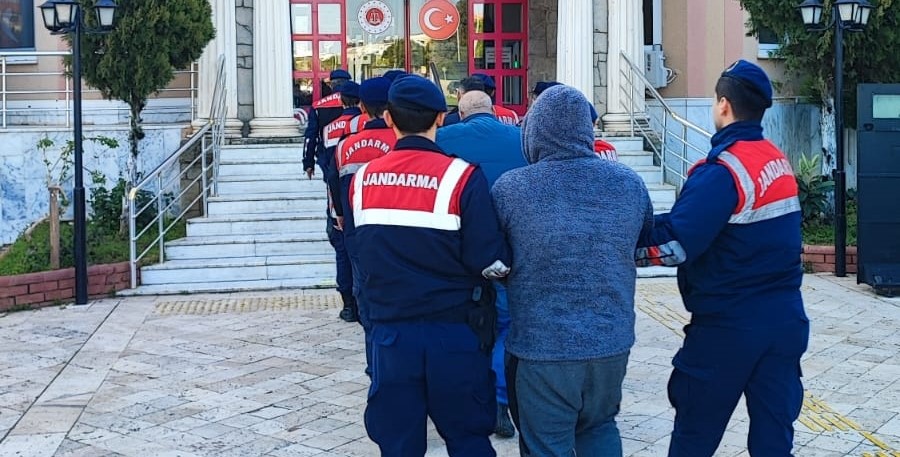 Sit alanı içerisinde kaçak kazı yapan şüpheliler suçüstü yakalandı: 12 gözaltı