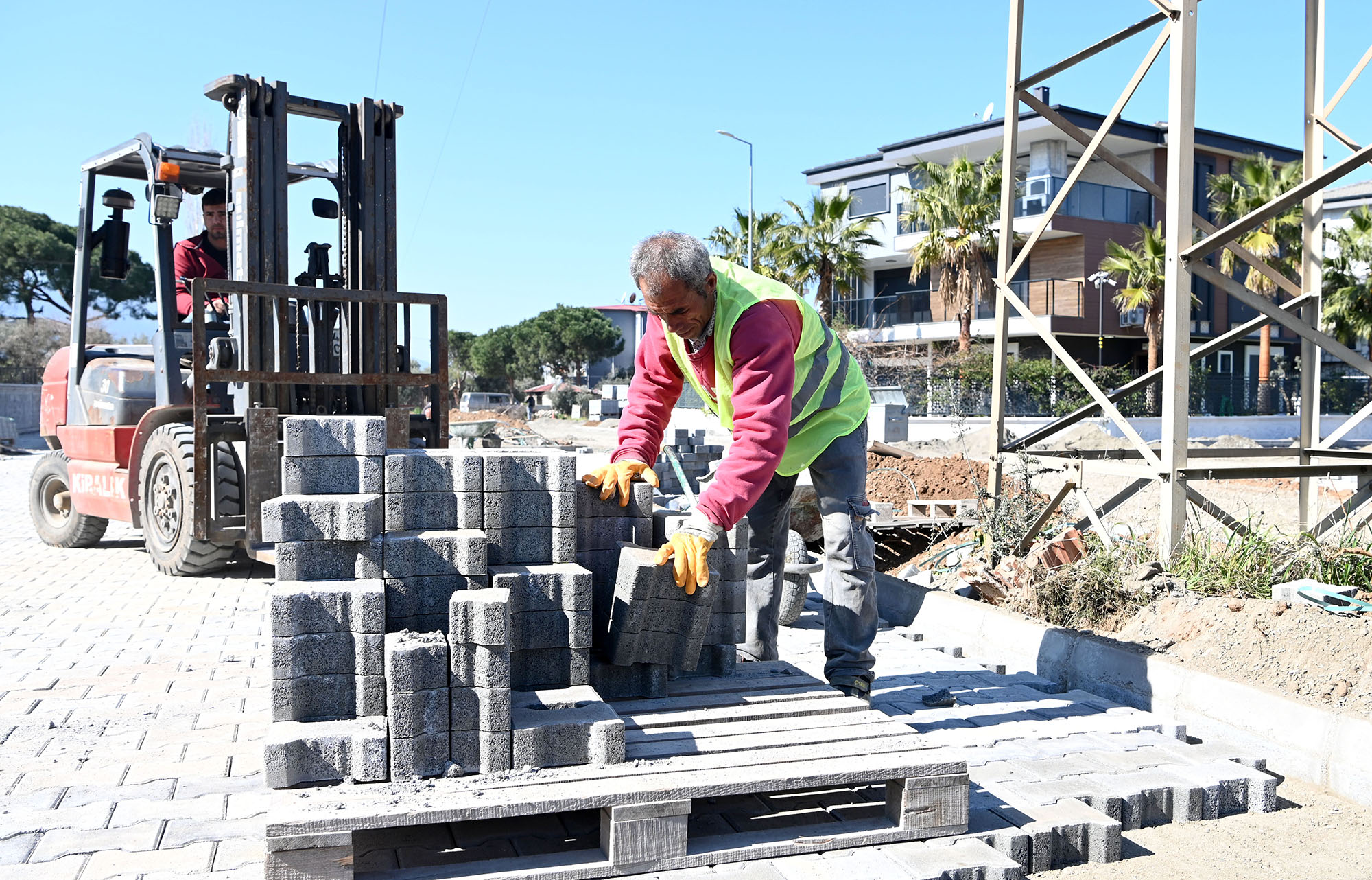 Kuşadası Belediyesi’nden Davutlar’a kesintisiz hizmet