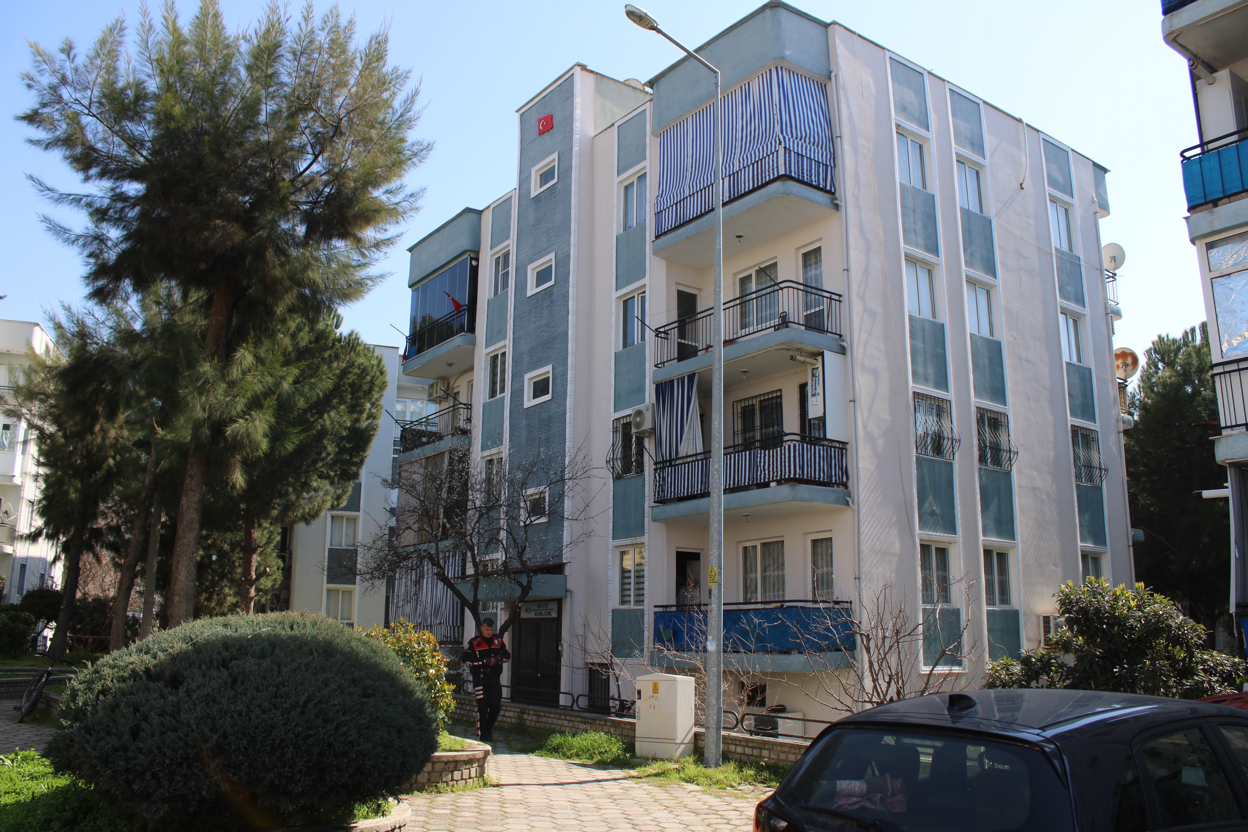 Çatıya çıkan yaşlı kadını ekipler ikna etti