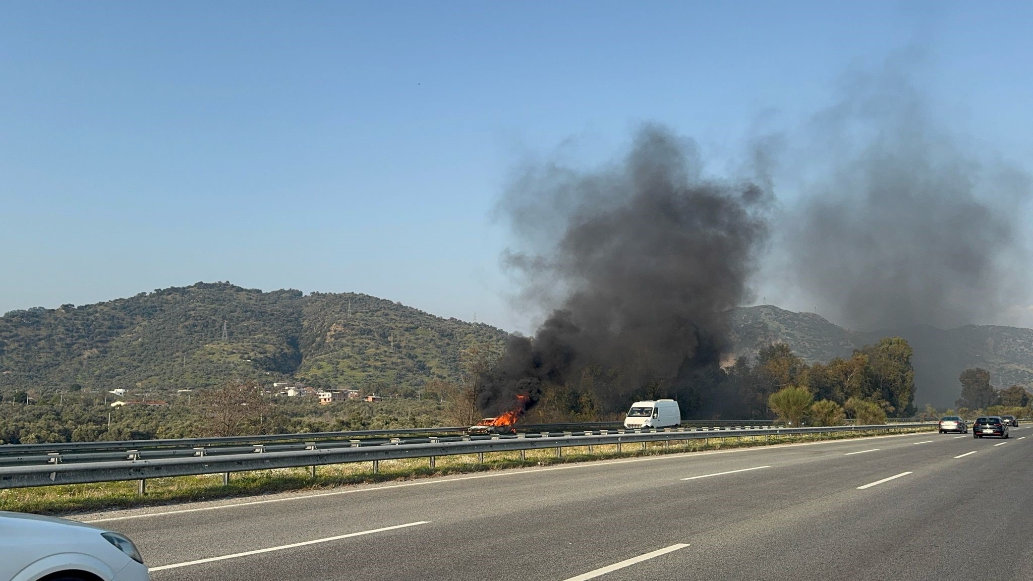 Otoyolda yanan araç hurdaya döndü