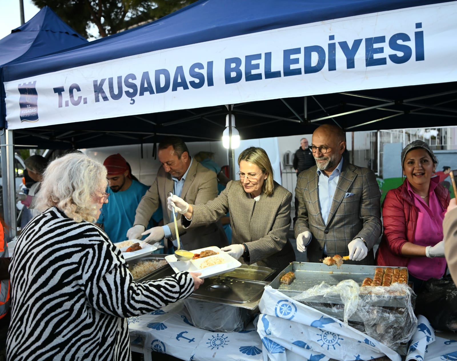 Kuşadası Belediyesi ilk iftar sofrasını Hacıfeyzullah Mahallesi’nde kurdu