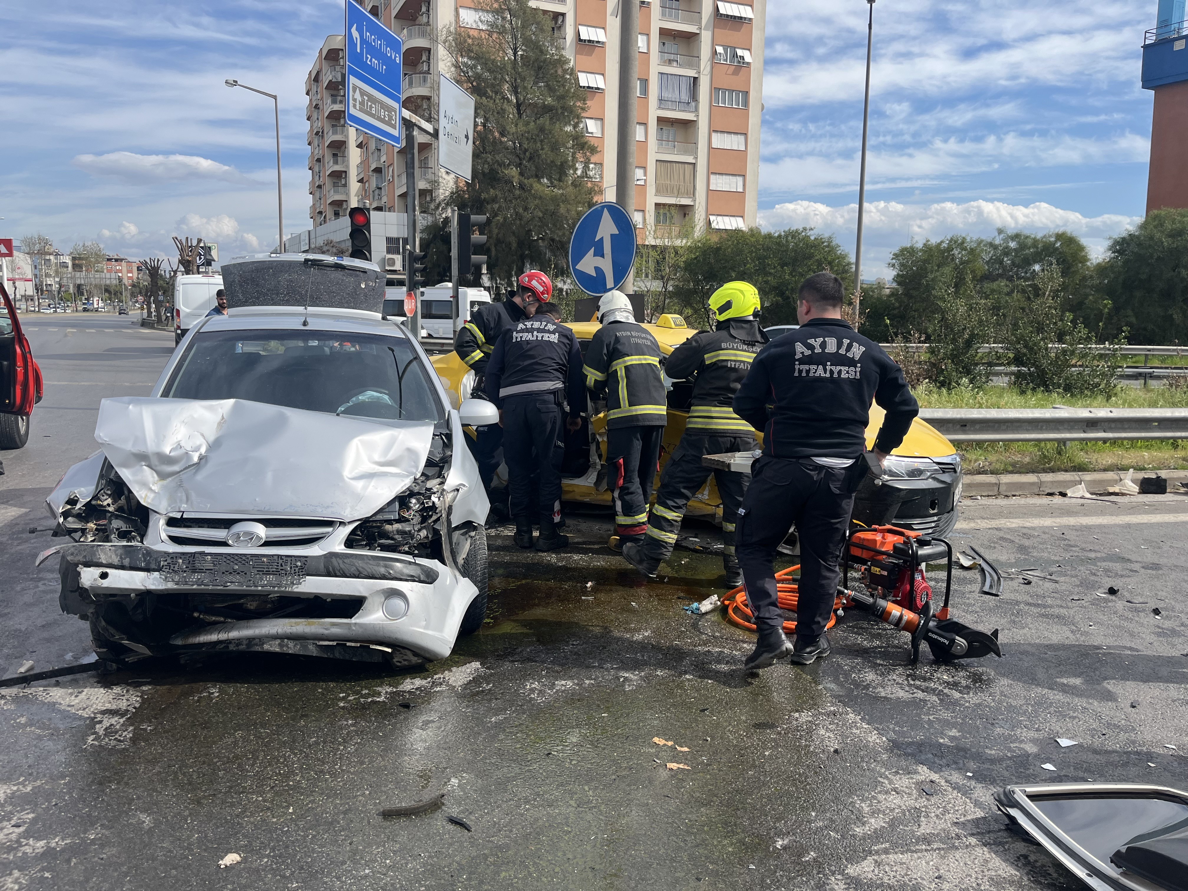 Aydın'da taksi ile otomobil çarpıştı: 2 yaralı
