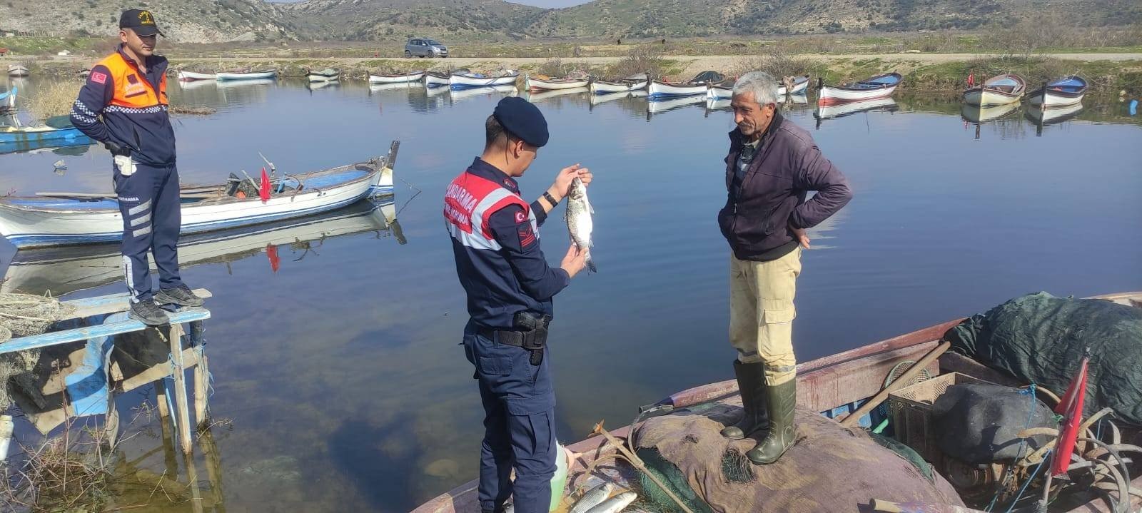 Jandarma, Bafa Gölü’nde balık avcılarını denetledi